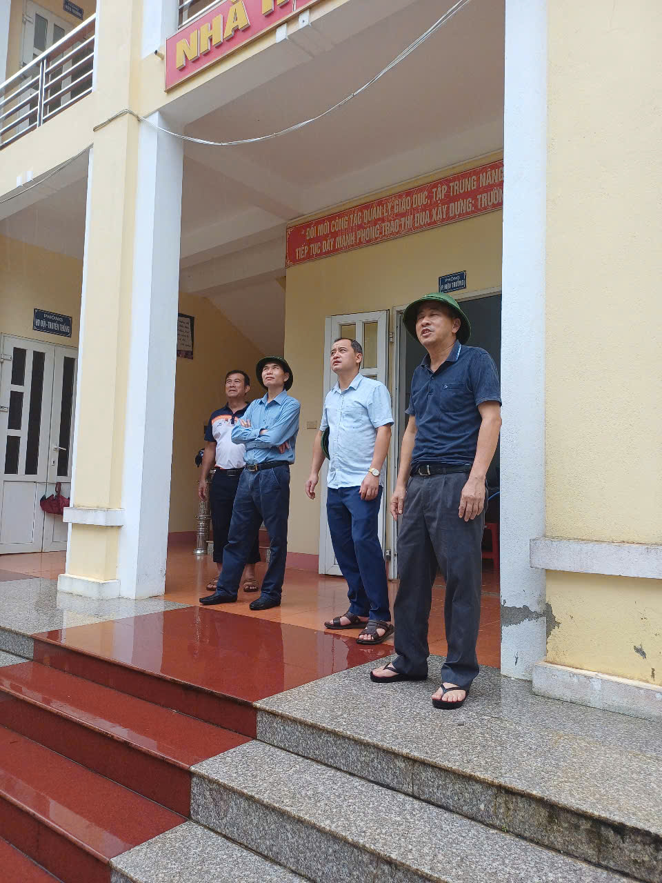 Phó Chủ tịch UBND xã Đinh Xuân Thắng kiểm tra công tác phòng, chống bão số 3 tại các trường học trên đại bàn xã