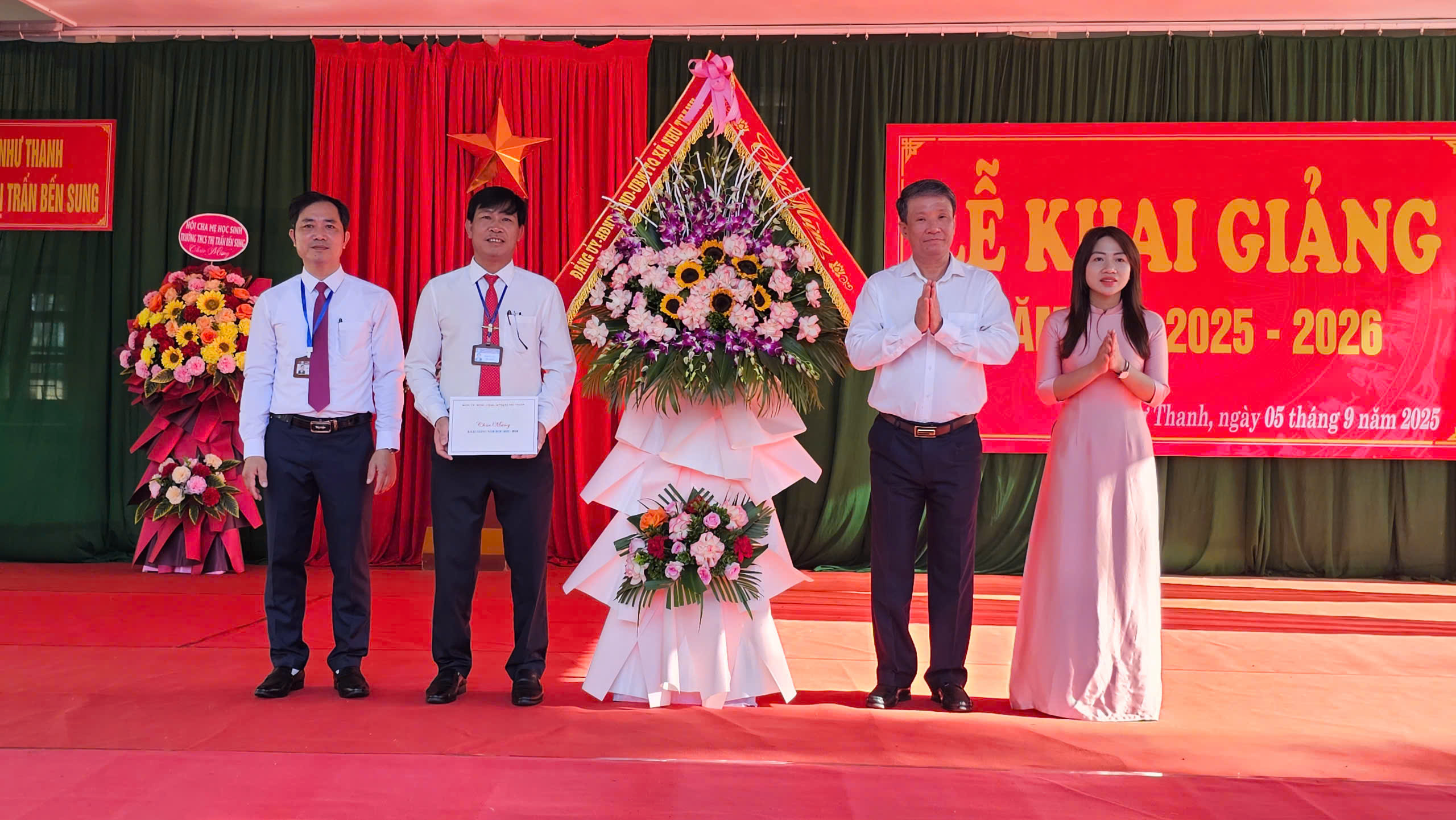 Đồng chí Nguyễn Tiến Dũng, Bí thư Đảng ủy xã Như Thanh dự khai giảng năm học mới tại Trường THCS thị trấn Bến Sung và Trường THPT Như Thanh. 