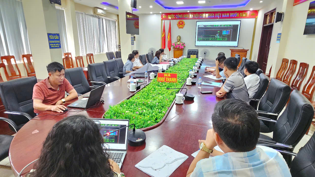Lãnh đạo UBND xã Như Thanh nghe phương án thiết kế thi công dự án khắc phục sạt lở khu vực cầu Khe Rồng