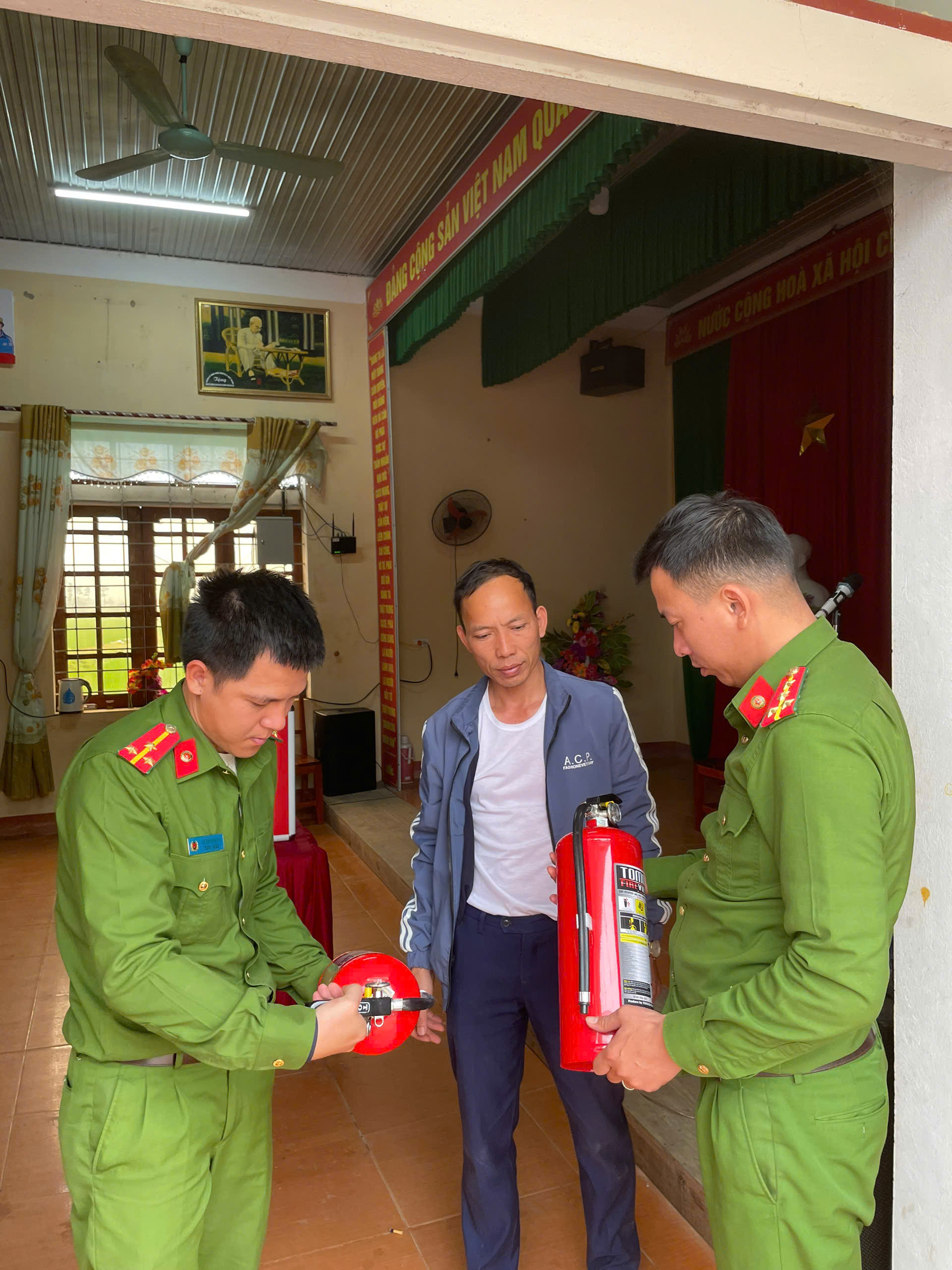 Công an xã Yên Thọ chủ động bảo đảm công tác phòng cháy, chữa cháy phục vụ bầu cử