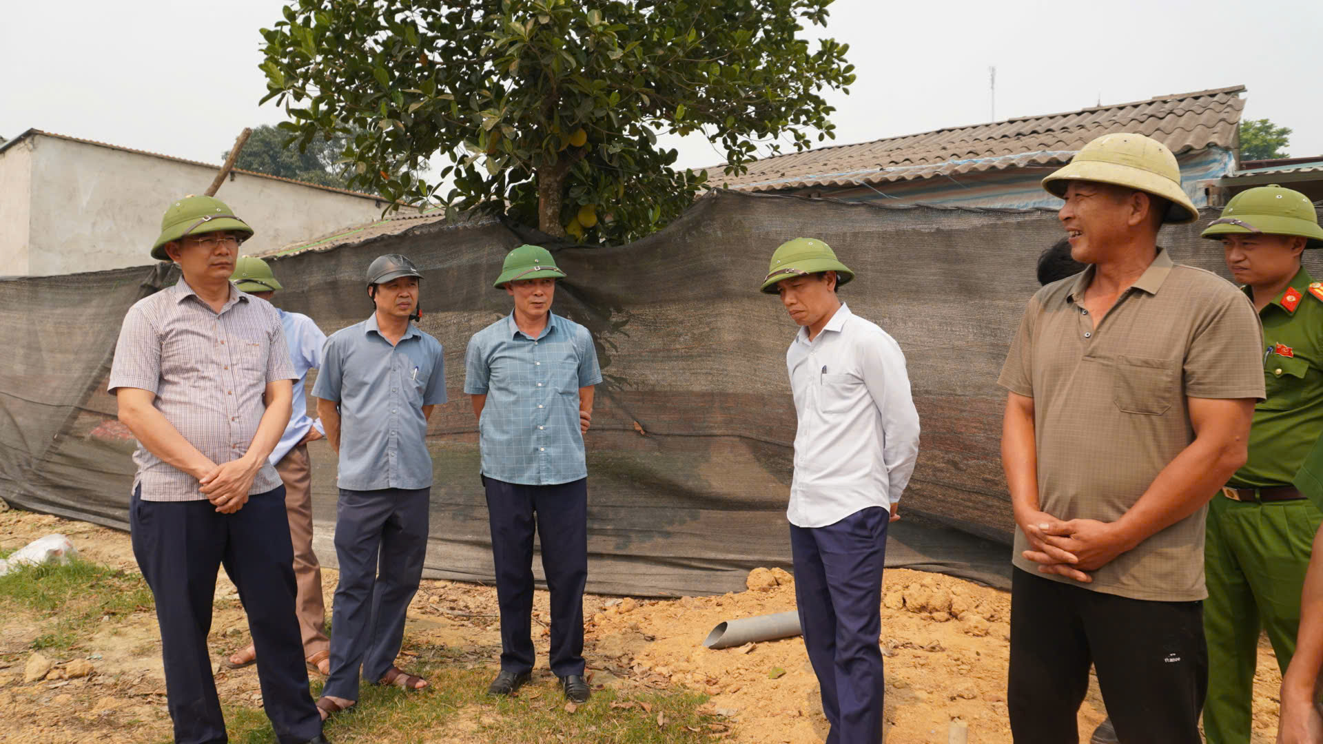 Chủ tịch UBND xã Yên Thọ Đỗ Thanh Minh kiểm tra, chỉ đạo công tác bảo vệ môi trường tại các thôn