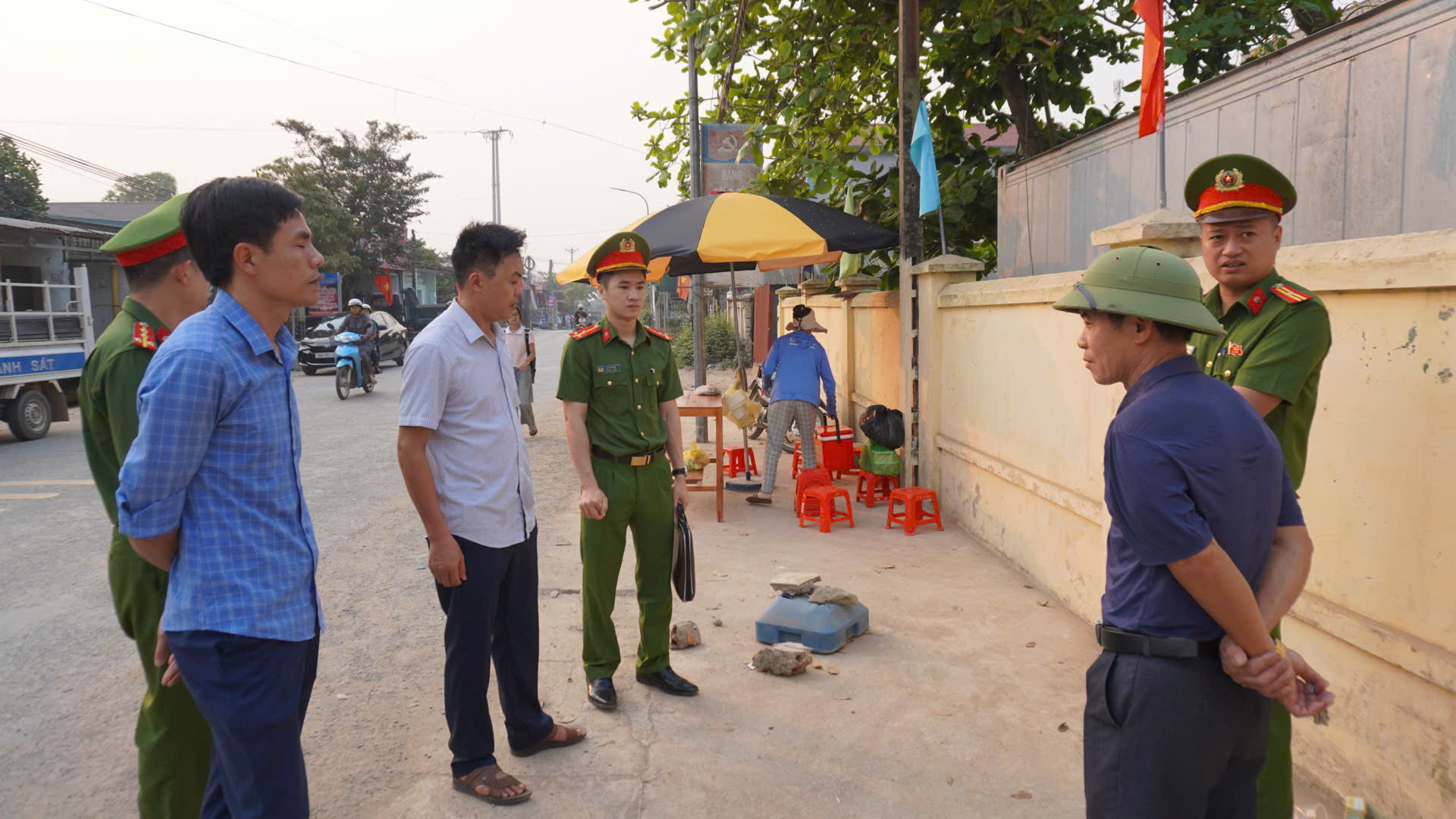 Xã Yên Thọ tăng cường kiểm tra hoạt động buôn bán tự phát trước cổng Trường THCS, bảo đảm an toàn cho học sinh