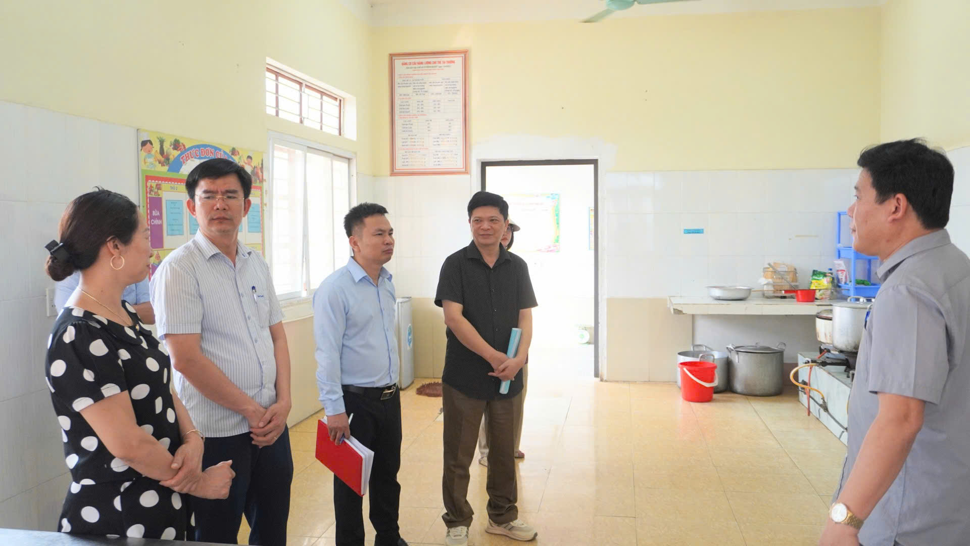 Chủ tịch UBND xã Yên Thọ Đỗ Thanh Minh trực tiếp kiểm tra, chỉ đạo công tác đảm bảo an toàn thực phẩm tại các trường học