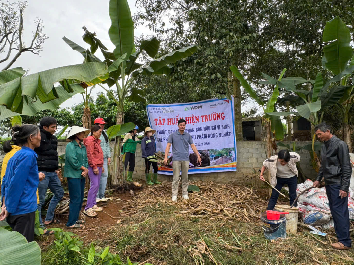 Chương trình Vùng Như Thanh (thuộc Tổ chức Tầm nhìn Thế giới) cùng Ban Quản lý Chương trình xã Yên Thọ tập huấn nâng cao kỹ thuật sản xuất nông nghiệp bền vững cho người dân