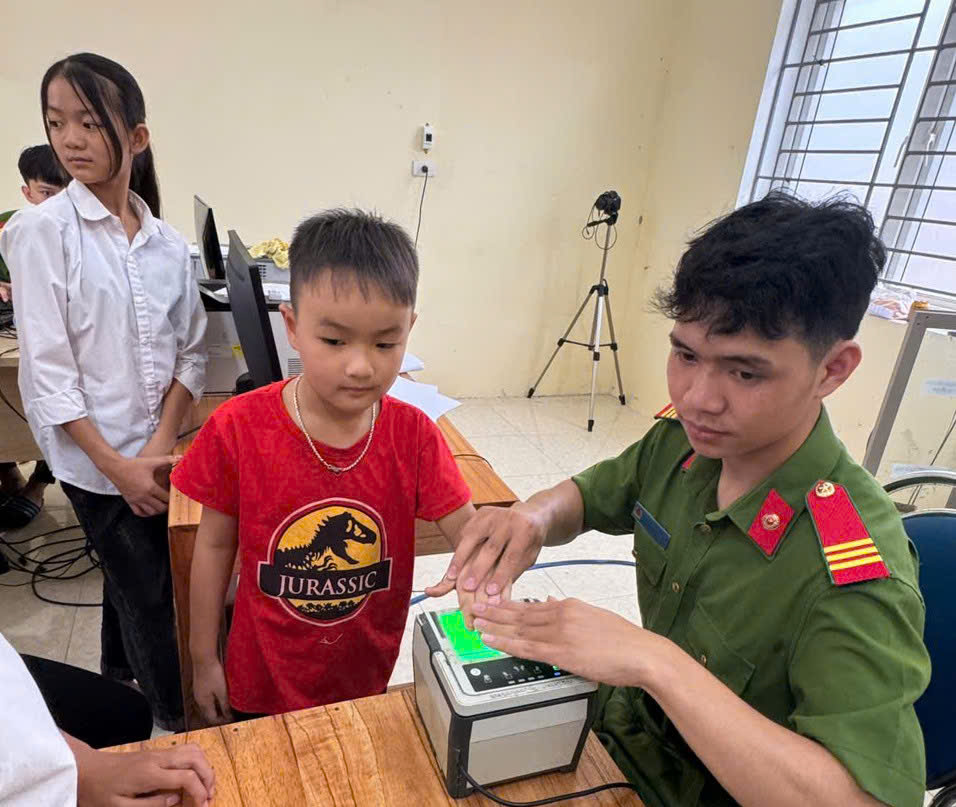 Công an xã Yên Thọ thực hiện cao điểm thu nhận căn cước, kích hoạt tài khoản định danh điện tử cho công dân