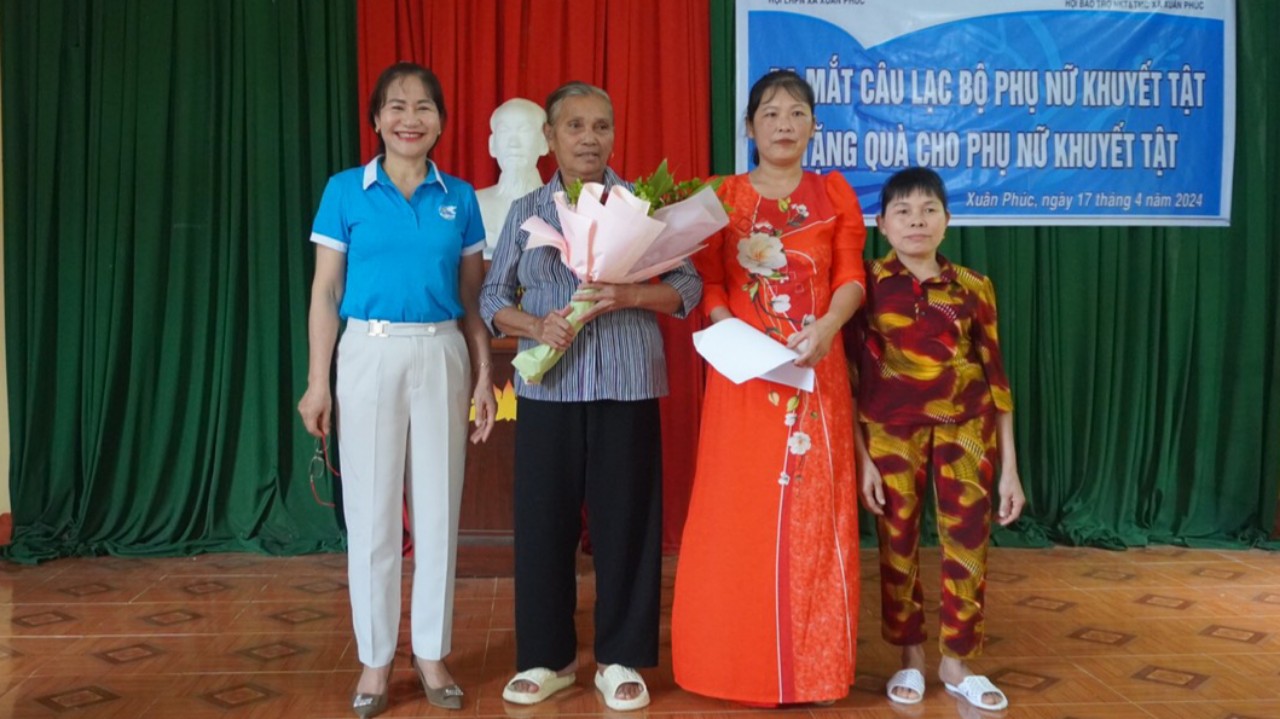 Đc Hoa trao QĐ cho Ban chủ nhiệm CLB.jpg