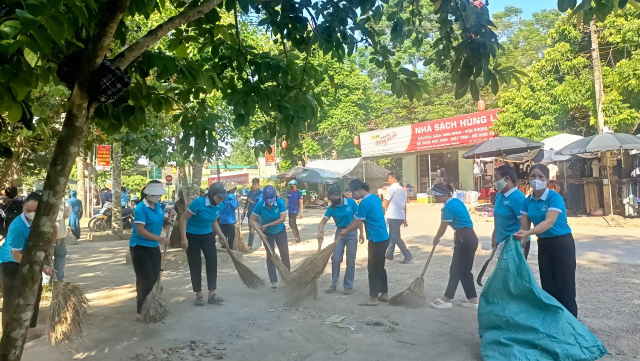PN thực hiện ngày CN xanh quét dọn VSMT.jpg