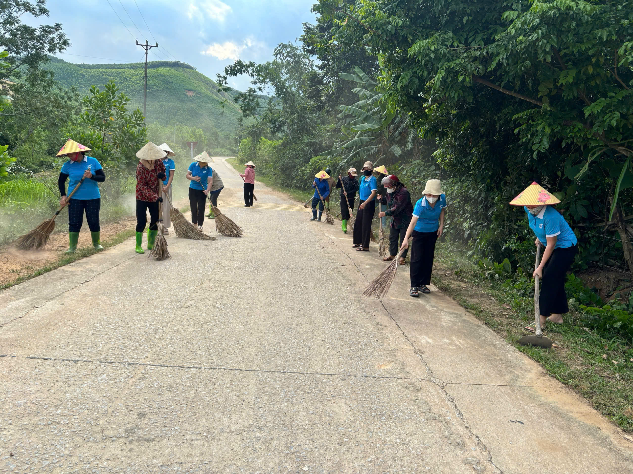 Hội Liên hiệp Phụ nữ xã phối hợp với Đoàn Thanh niên xã Thanh Kỳ “Hưởng ứng Ngày Chủ nhật xanh”