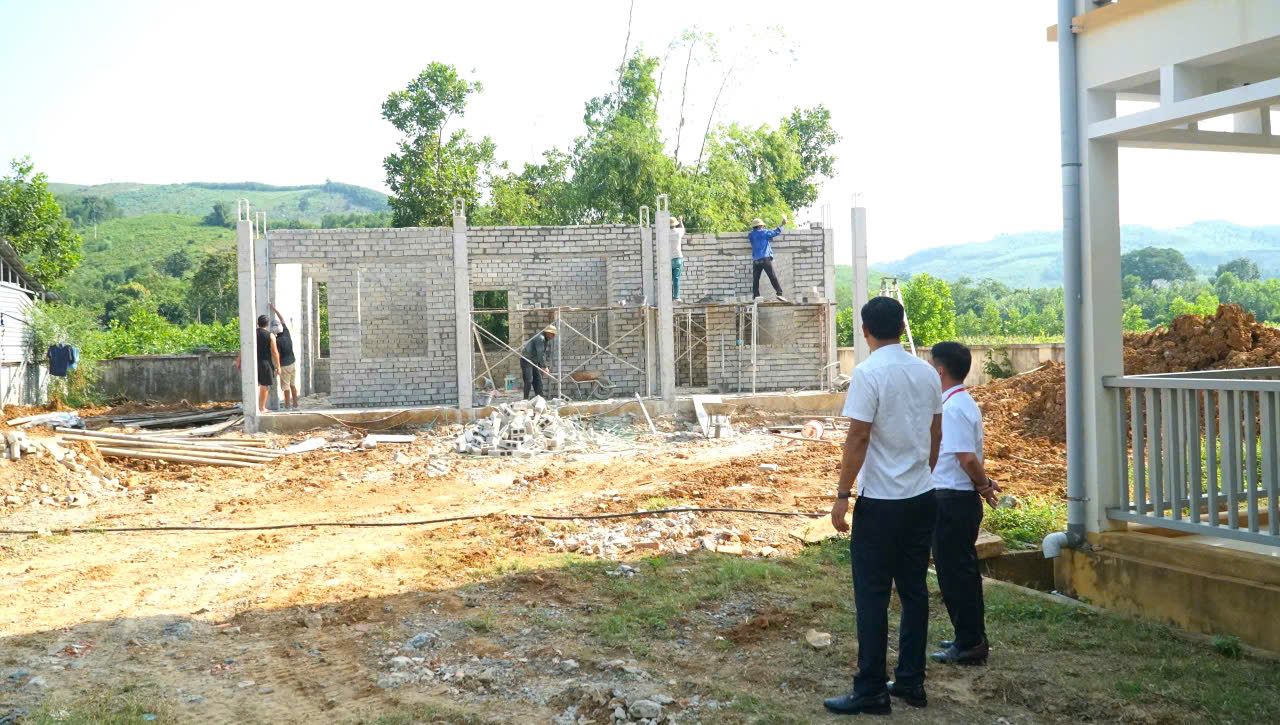 Đồng chí Phó Bí thư Đảng ủy, Chủ tịch UBND xã Thanh Kỳ Đặng Hồng Sơn kiểm tra tiến độ thi công các công trình, hạng mục trường học trên địa bàn xã.