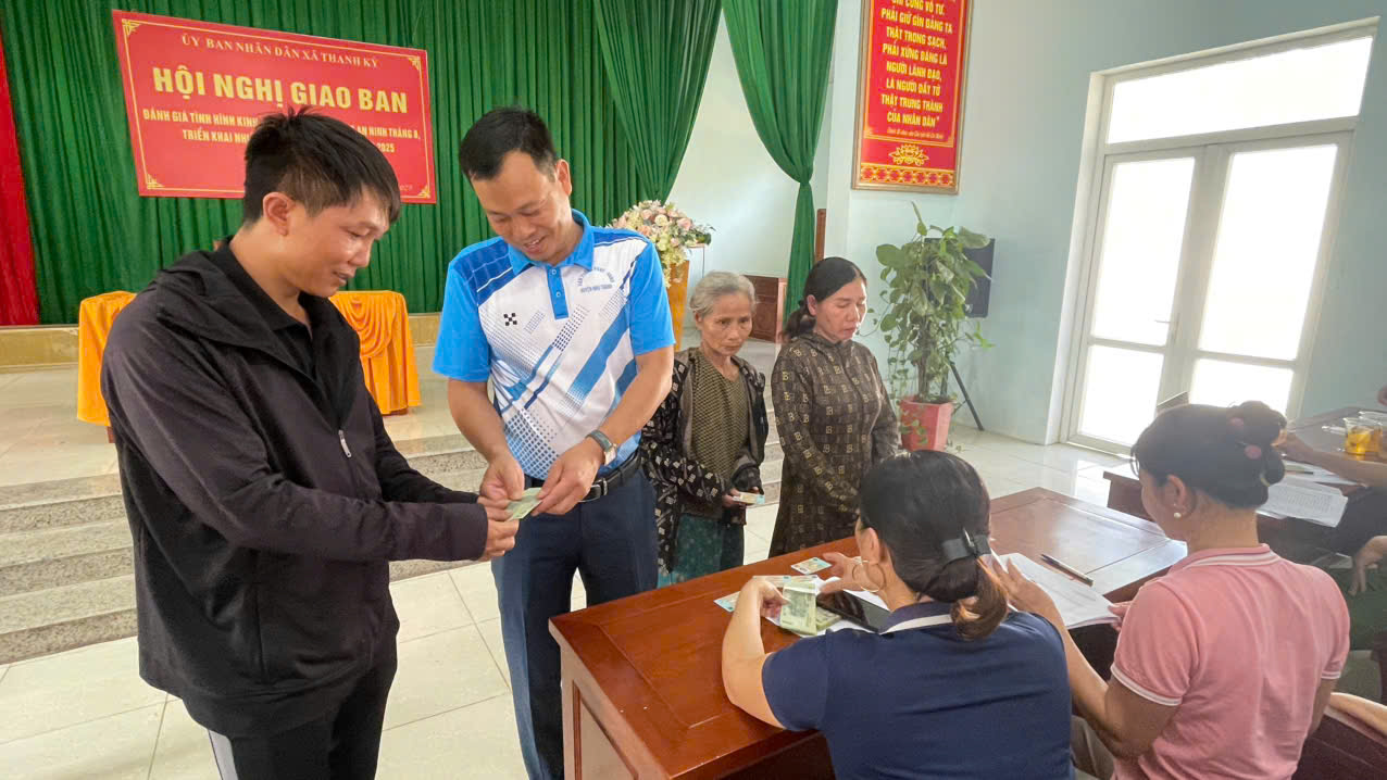 Tặng quà nhân dân, nhân dịp kỷ niệm 80 năm Cách mạng tháng Tám và Quốc khánh 2/9.