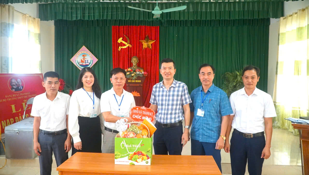 Đồng chí Phó Bí thư Thường trực Đảng ủy Phạm Văn Cường gặp mặt, chúc mừng cán bộ, giáo viên làm nhiệm vụ thi tốt nghiệp THPT năm 2026 tại điểm thi trường THPT Như Thanh II.