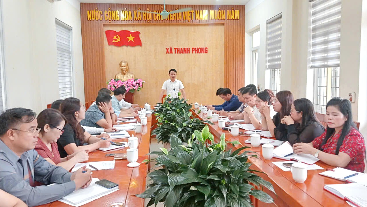 Đồng chí Đinh Văn Phương, Phó Bí thư Đảng ủy, Chủ tịch UBND xã Thanh Phong làm việc với các đơn vị trường học trên địa bàn