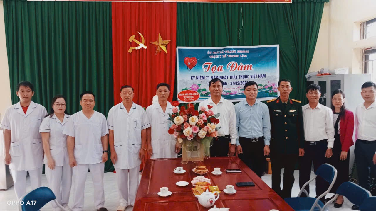 Các đồng chí lãnh đạo xã Thanh Phong thăm, chúc mừng các Trạm Y tế trên địa bàn xã nhân Ngày Thầy thuốc Việt Nam