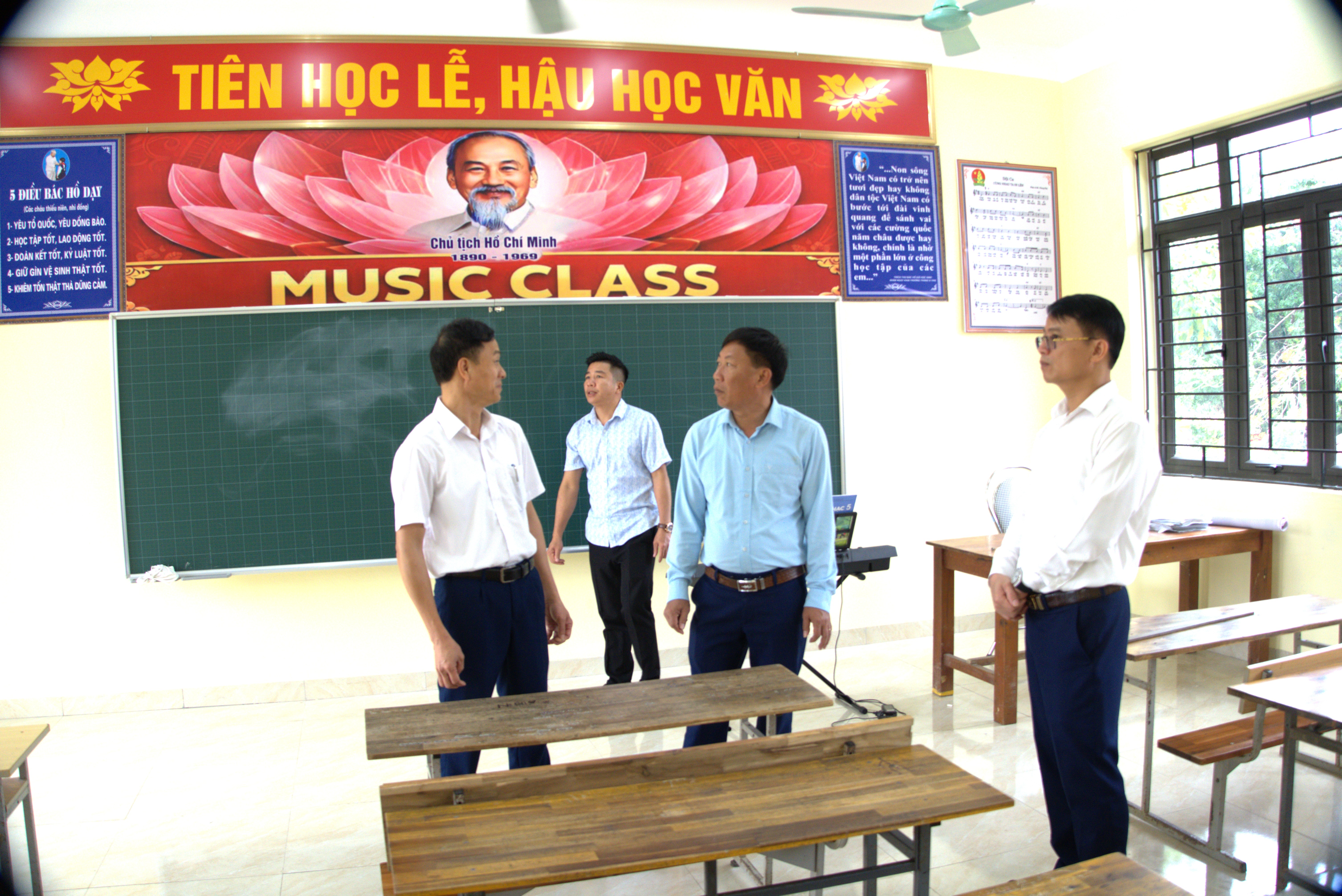 UBND xã Thanh Phong kiểm tra công tác hoàn thiện các tiêu chí xây dựng Trường tiểu học đạt chuẩn quốc gia