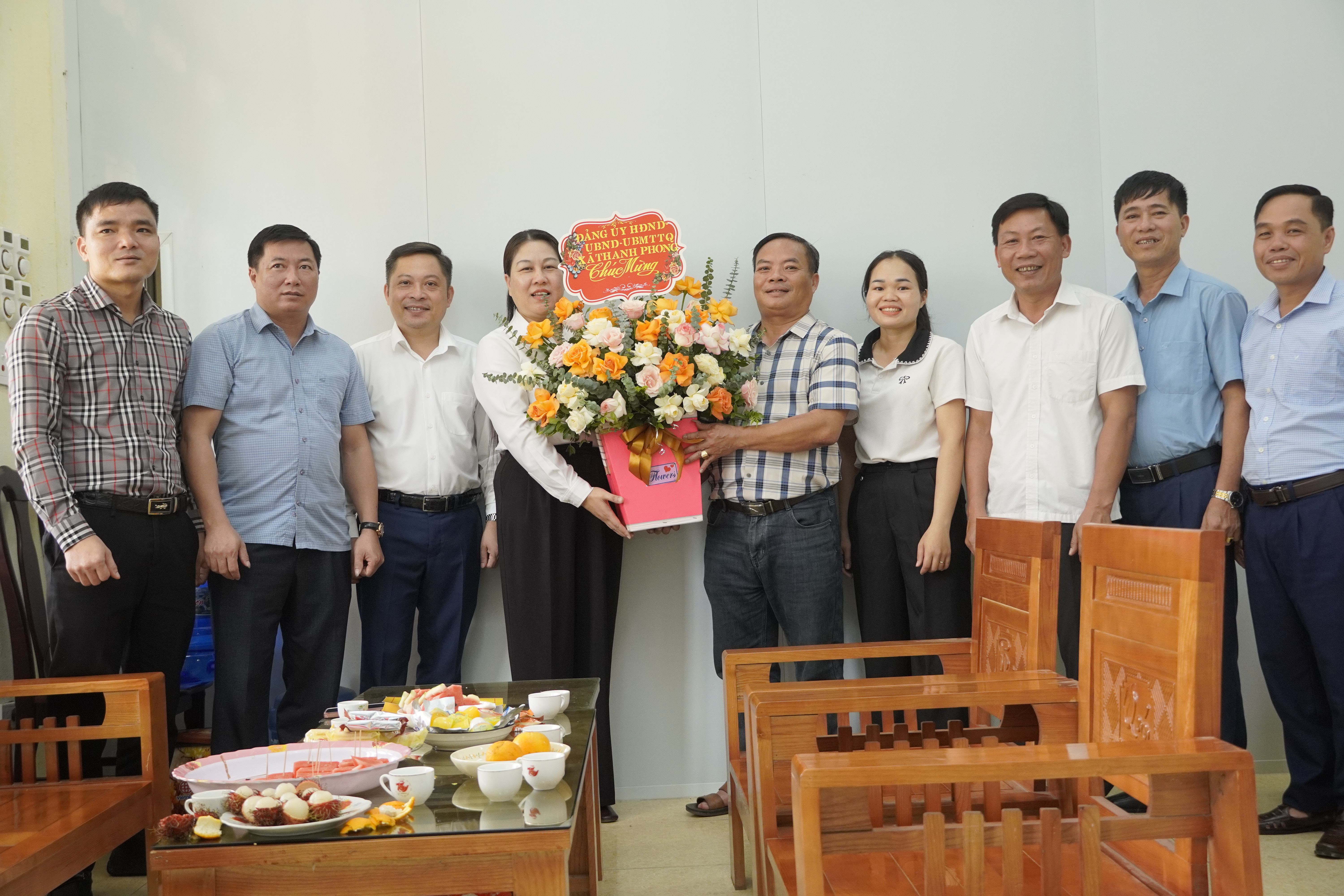 Lãnh đạo xã Thanh Phong thăm, chúc mừng Trung tâm Cung ứng dịch vụ công nhân Ngày Báo chí Cách mạng Việt Nam