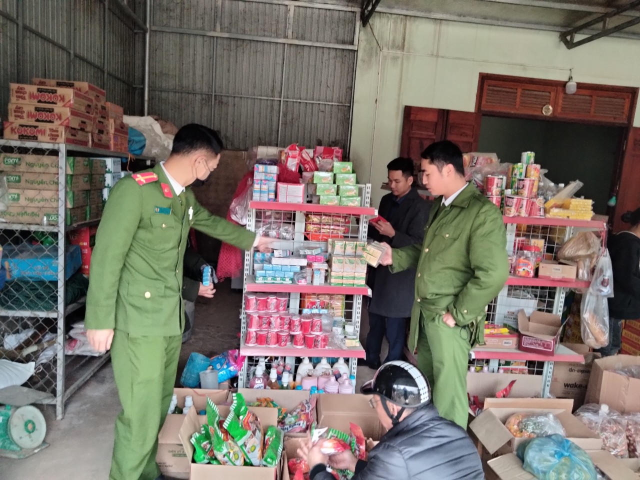 CÔNG AN XÃ THANH HÒA ĐẨY MẠNH CÔNG TÁC TUYÊN TRUYỀN, VẬN ĐỘNG THU HỒI VŨ KHÍ, VẬT LIỆU NỔ, CÔNG CỤ HỖ TRỢ