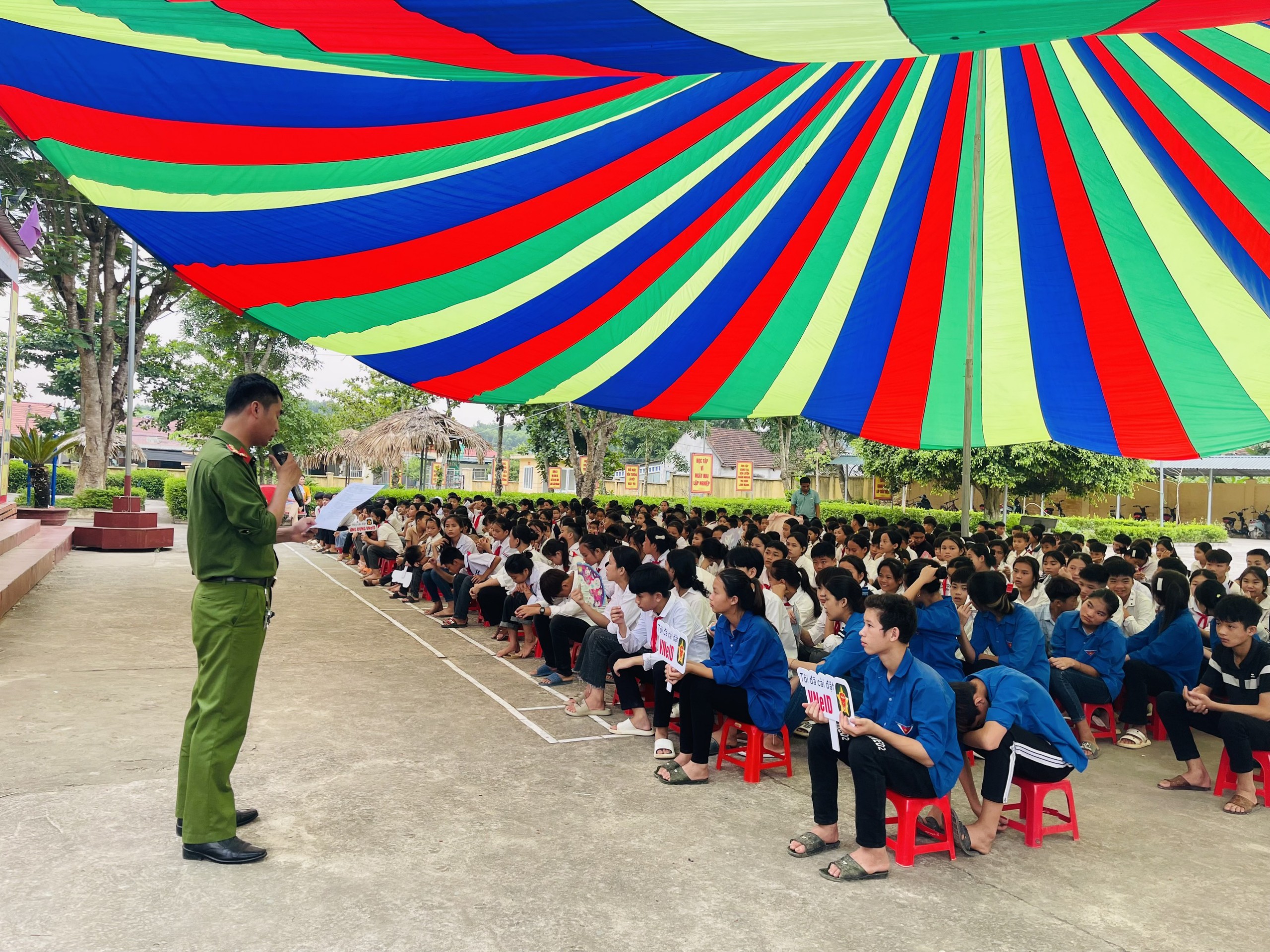 Sáng ngày 23/5 Công an xã Thanh Hòa cùng Tư pháp xã phối hợp Trường Tiểu học và THCS tổ chức tuyên truyền phòng ngừa tội phạm, vi phạm pháp luật trong thanh thiếu niên