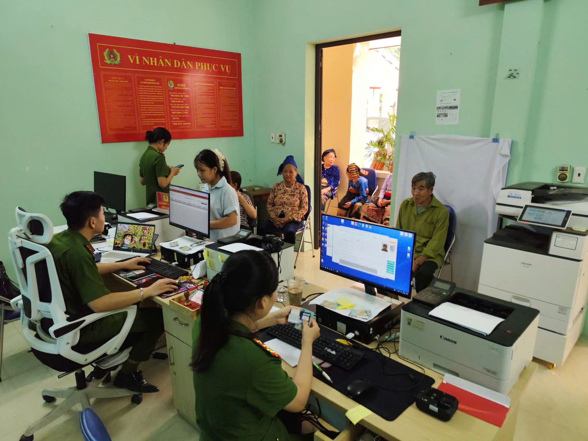 CÔNG AN XÃ THANH QUÂN: TRIỂN KHAI HIỆU QUẢ CAO ĐIỂM THU NHẬN ĐỊNH DANH ĐIỆN TỬ MỨC ĐỘ 2