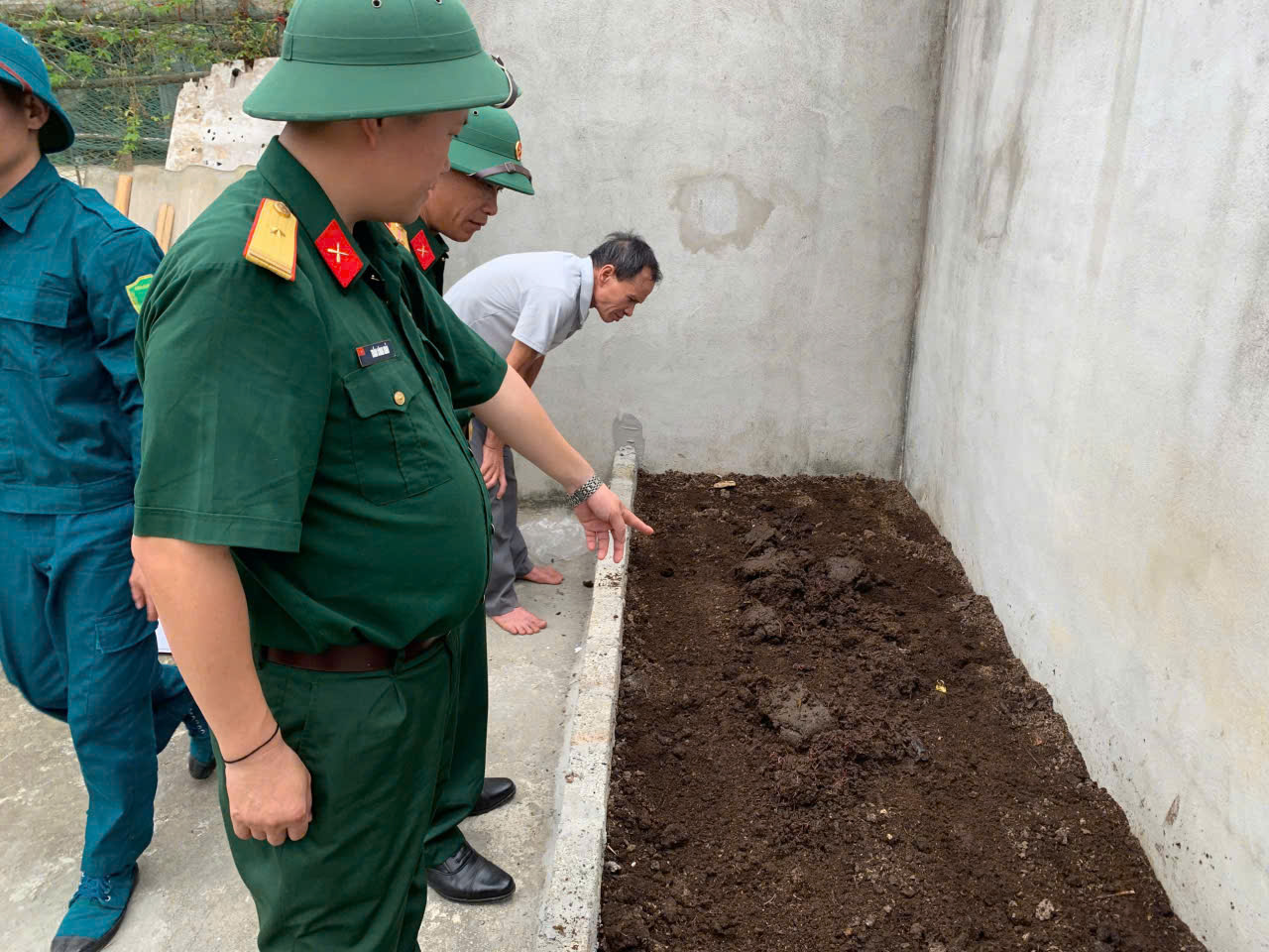 TRAO CẦN CÂU SINH KẾ – MÔ HÌNH NUÔI GIUN QUẾ GIÚP HỘ NGHÈO VƯƠN LÊN