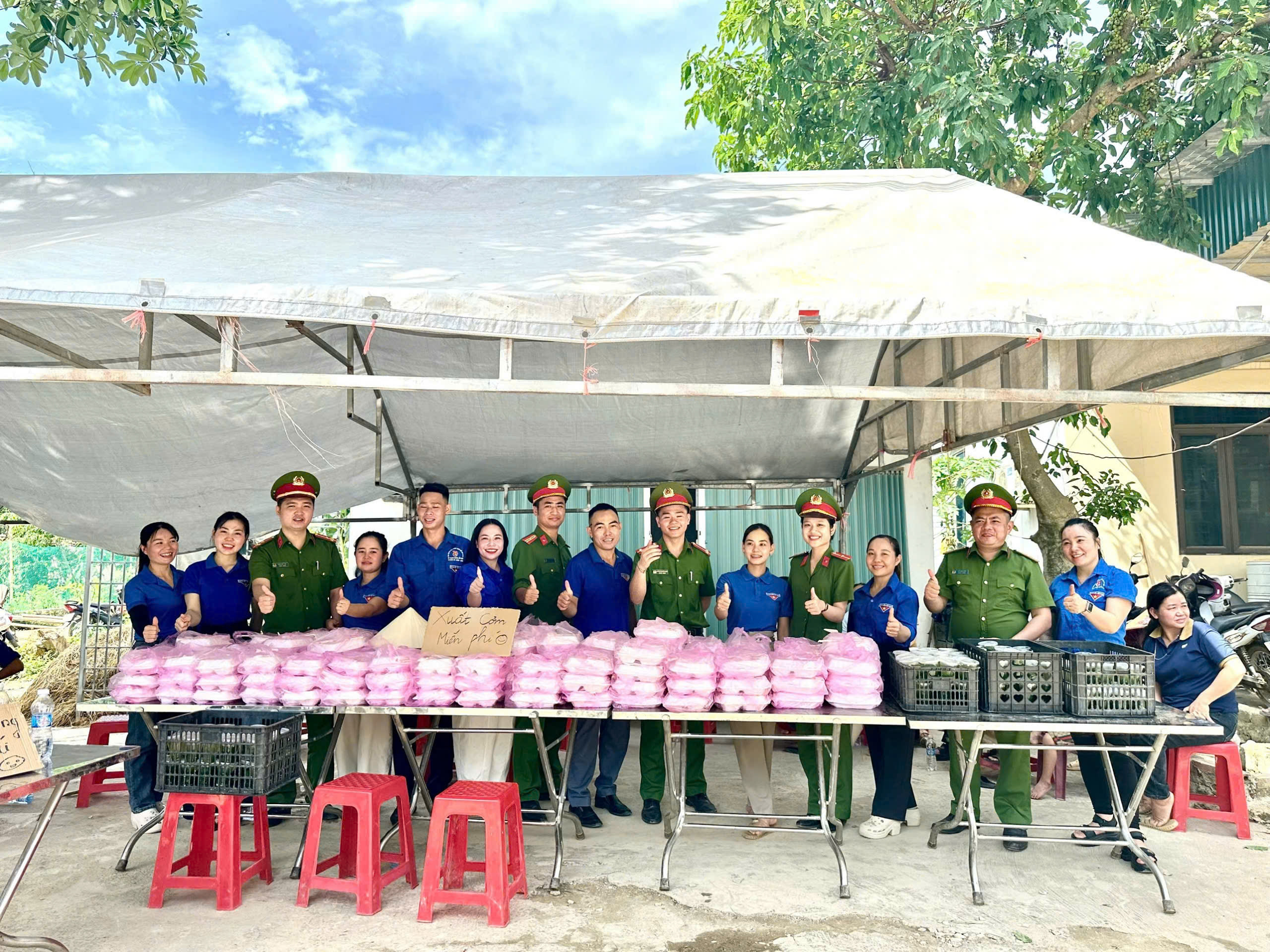 CÔNG AN XÃ THANH QUÂN VÀ TỔ ANTT THÔN NÁ CÀ 2 CHUNG TAY ĐẢM BẢO AN NINH, TIẾP SỨC THÍ SINH TRONG NGÀY ĐẦU KỲ THI VÀO LỚP 10