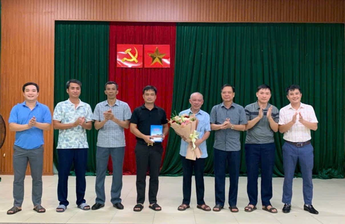 Lãnh đạo xã Thanh Quân thăm, chúc mừng Công an xã nhân kỷ niệm 80 năm Ngày truyền thống lực lượng An ninh nhân dân