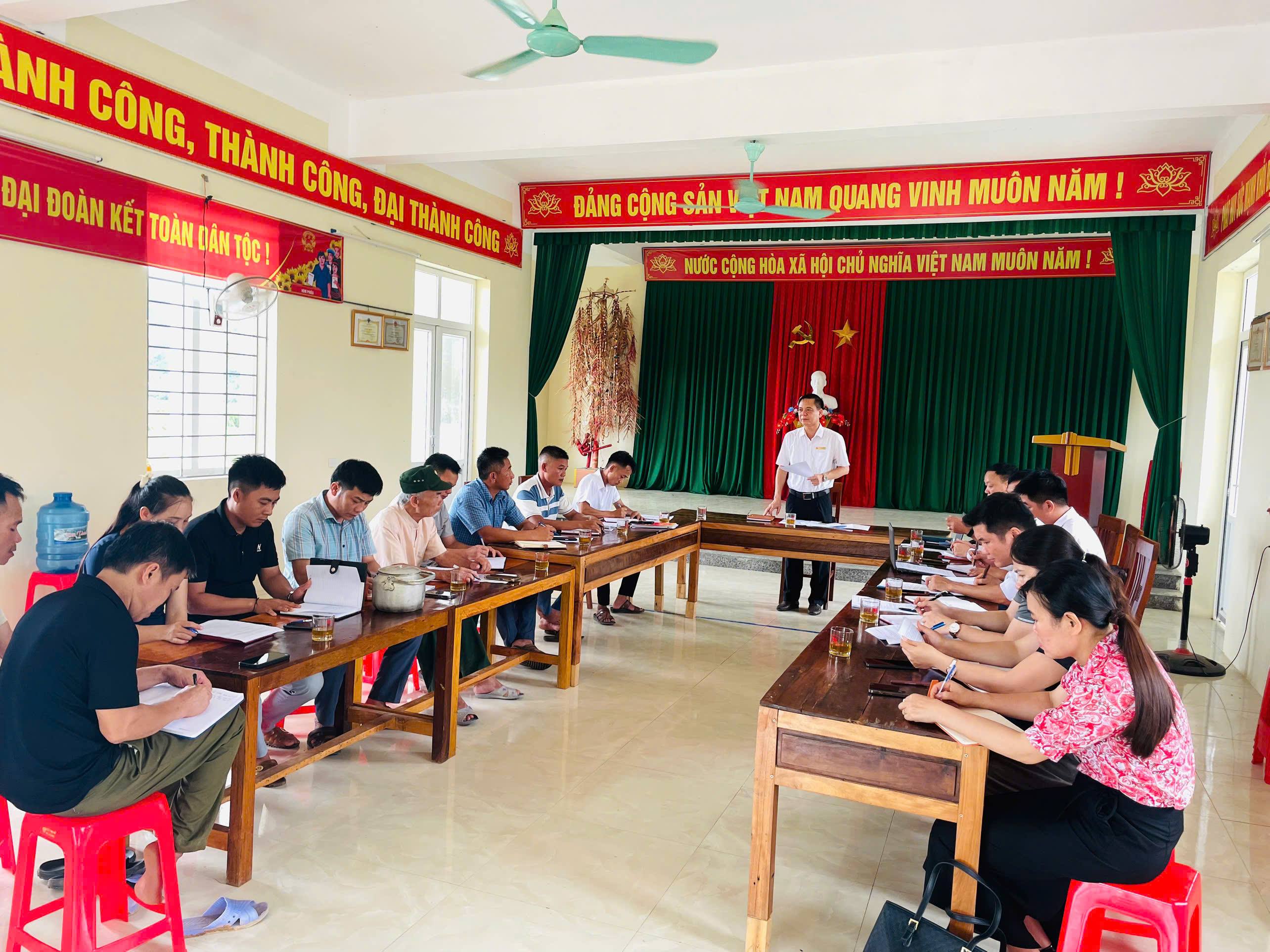 BÍ THƯ ĐẢNG ỦY XÃ THANH QUÂN LÀM VIỆC VỚI CHI BỘ THÔN THANH HƯƠNG