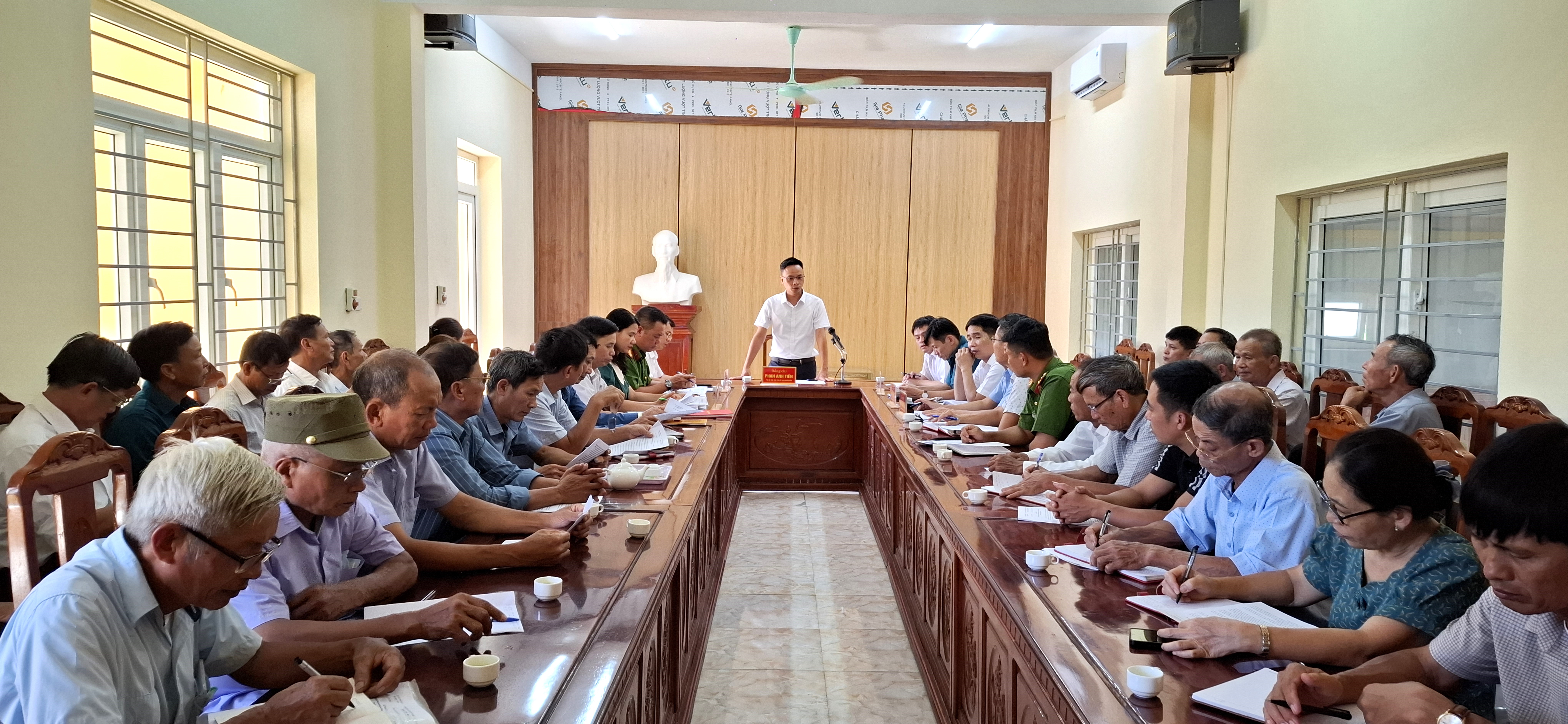 UBND xã tổ chức Hội nghị triển khai kế hoạch giải tỏa hành lang an toàn giao thông và một số nhiệm vụ trọng tâm