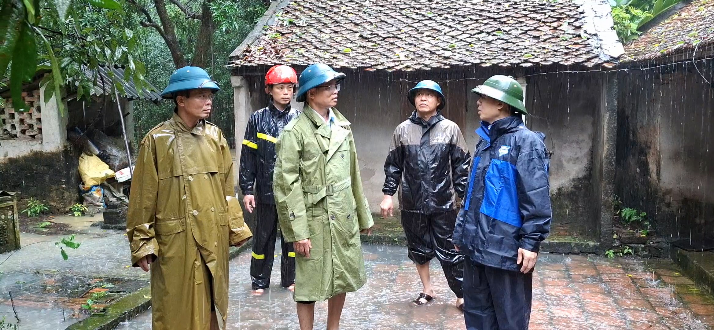 Đồng chí Bí thư Đảng uỷ xã Thiệu Tiến đi kiểm tra và động viên Nhân dân ứng phó với mưa bão