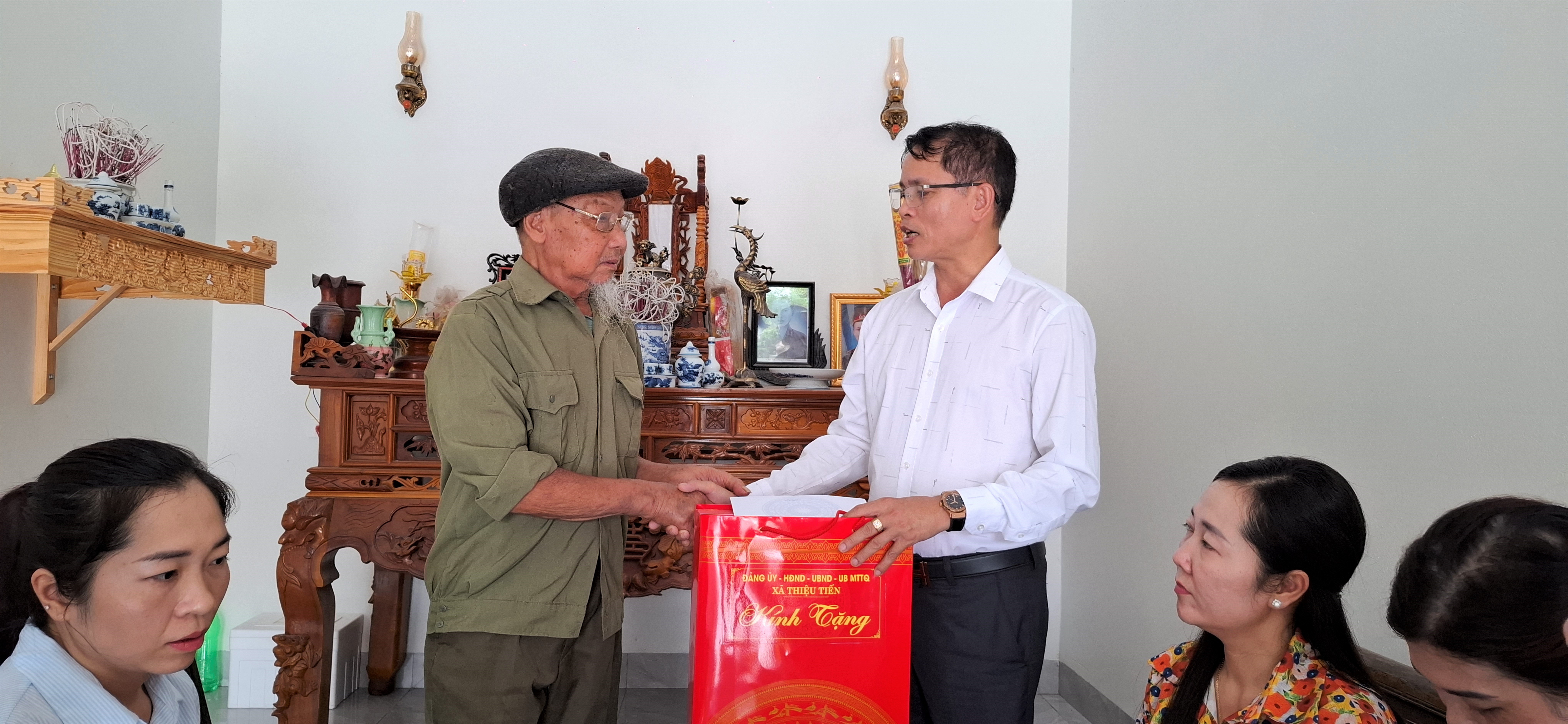 ĐỒNG CHÍ LÊ VIẾT CHÍ, BÍ THƯ ĐẢNG ỦY, CHỦ TỊCH HĐND XÃ THIỆU TIẾN THĂM, TẶNG QUÀ CHO NGƯỜI VÀ GIA ĐÌNH CÓ CÔNG VỚI CÁCH MẠNG