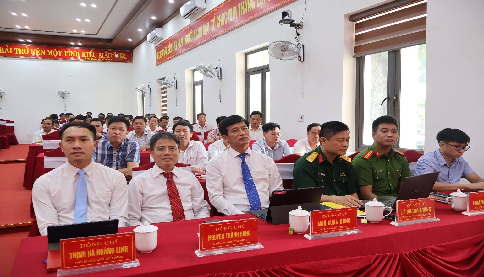 C:\Users\PC\Desktop\Hội nghị công bố quyết định của Đảng ủy giải thể thôn\IMG_3003.JPG