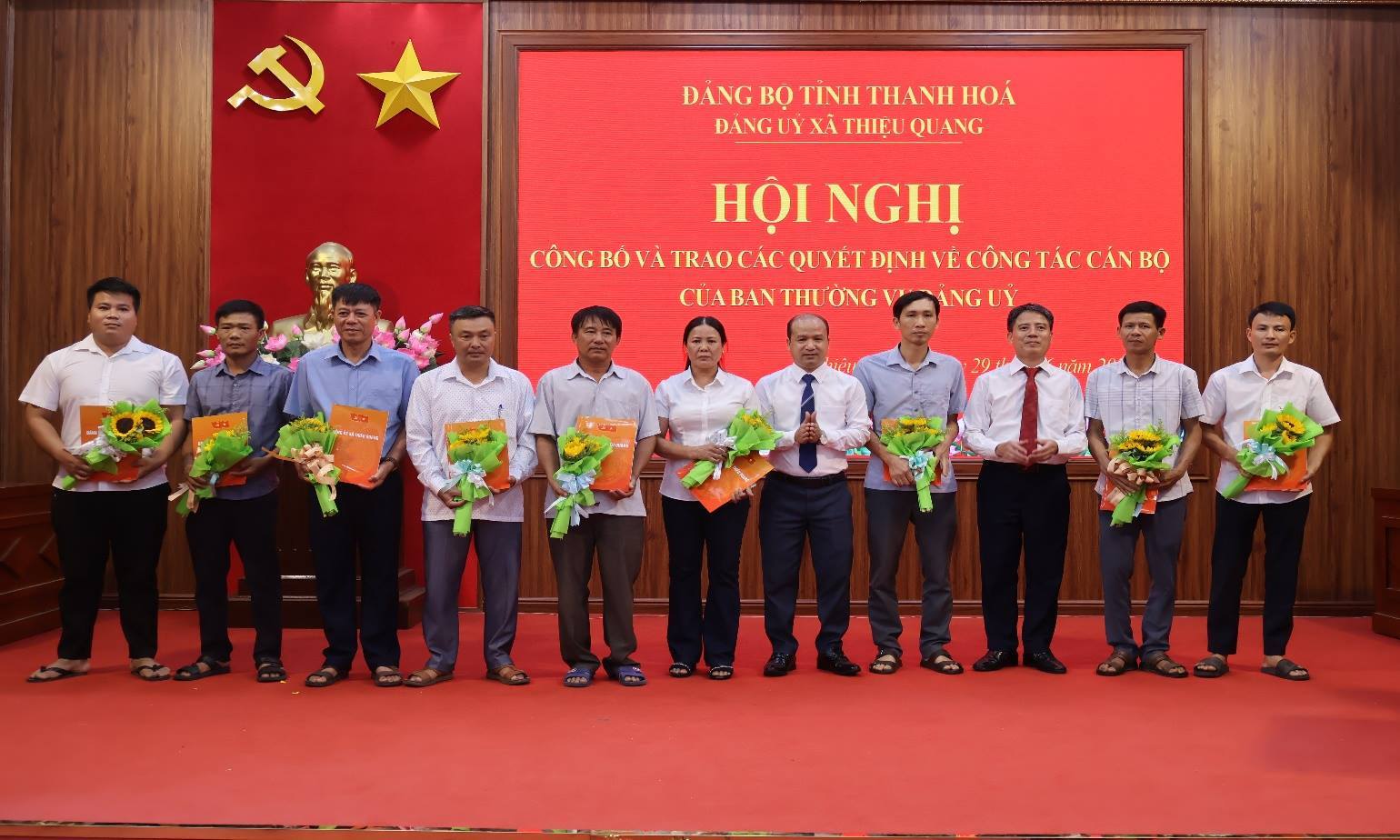 C:\Users\PC\Desktop\Hội nghị công bố quyết định của Đảng ủy giải thể thôn\IMG_3035.JPG