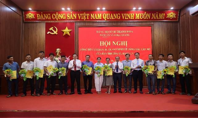 C:\Users\PC\Desktop\Hội nghị công bố quyết định của Đảng ủy giải thể thôn\IMG_3055.JPG