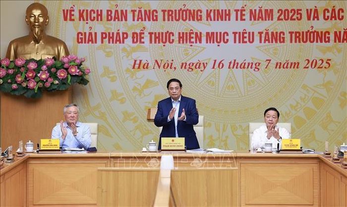 Thủ tướng Phạm Minh Chính chủ trì Hội nghị Chính phủ với địa phương về kịch bản tăng trưởng kinh tế năm 2025. Ảnh: Dương Giang/TTXVN