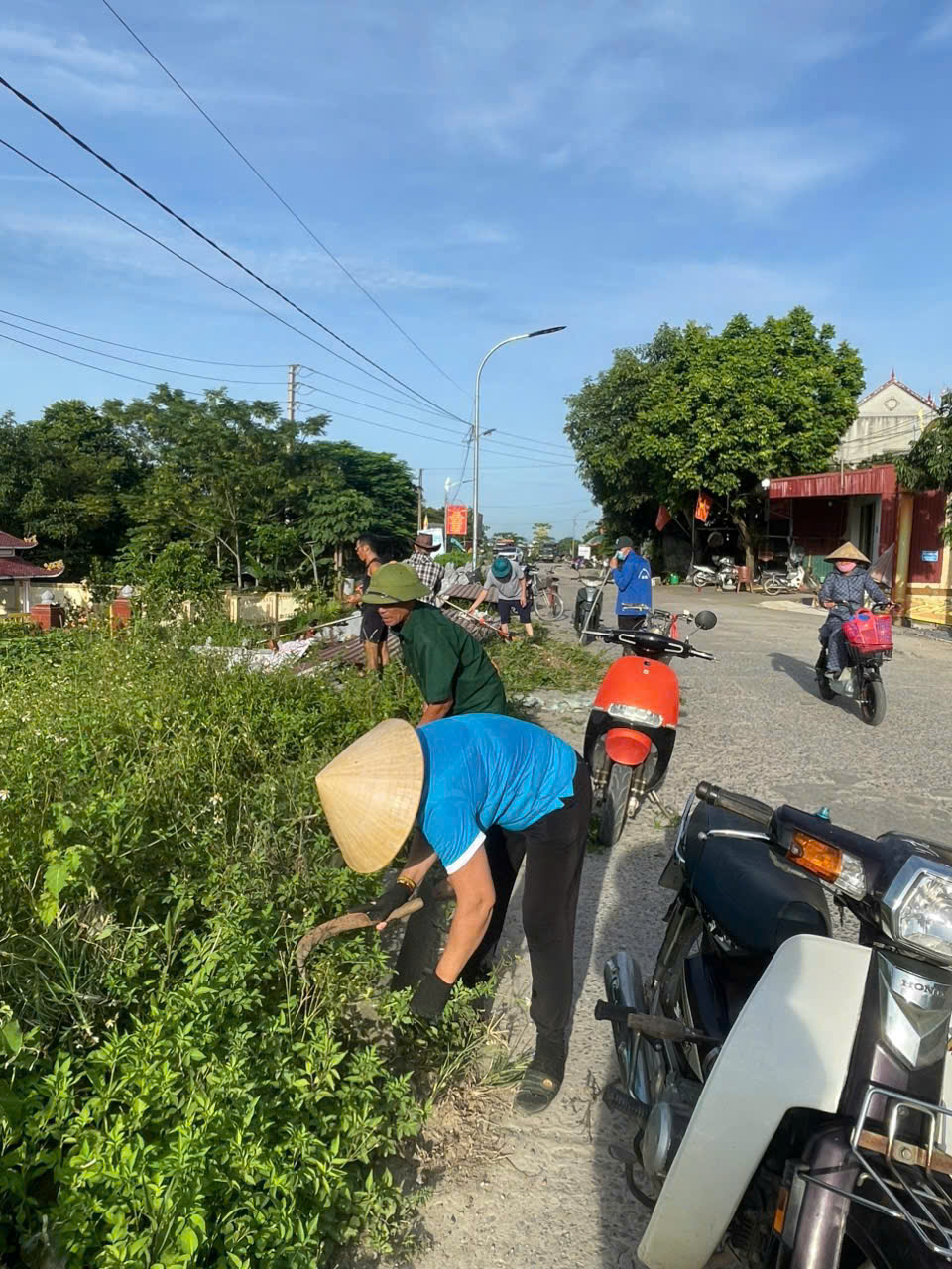 E:\TTCUDUC\ảnh đưa tin năm 2025\Sáng 19.7.2025 dọn vệ sinh\gen-h-z6819257894943_49ee0bfae90c798e6be7df99074300be.jpg