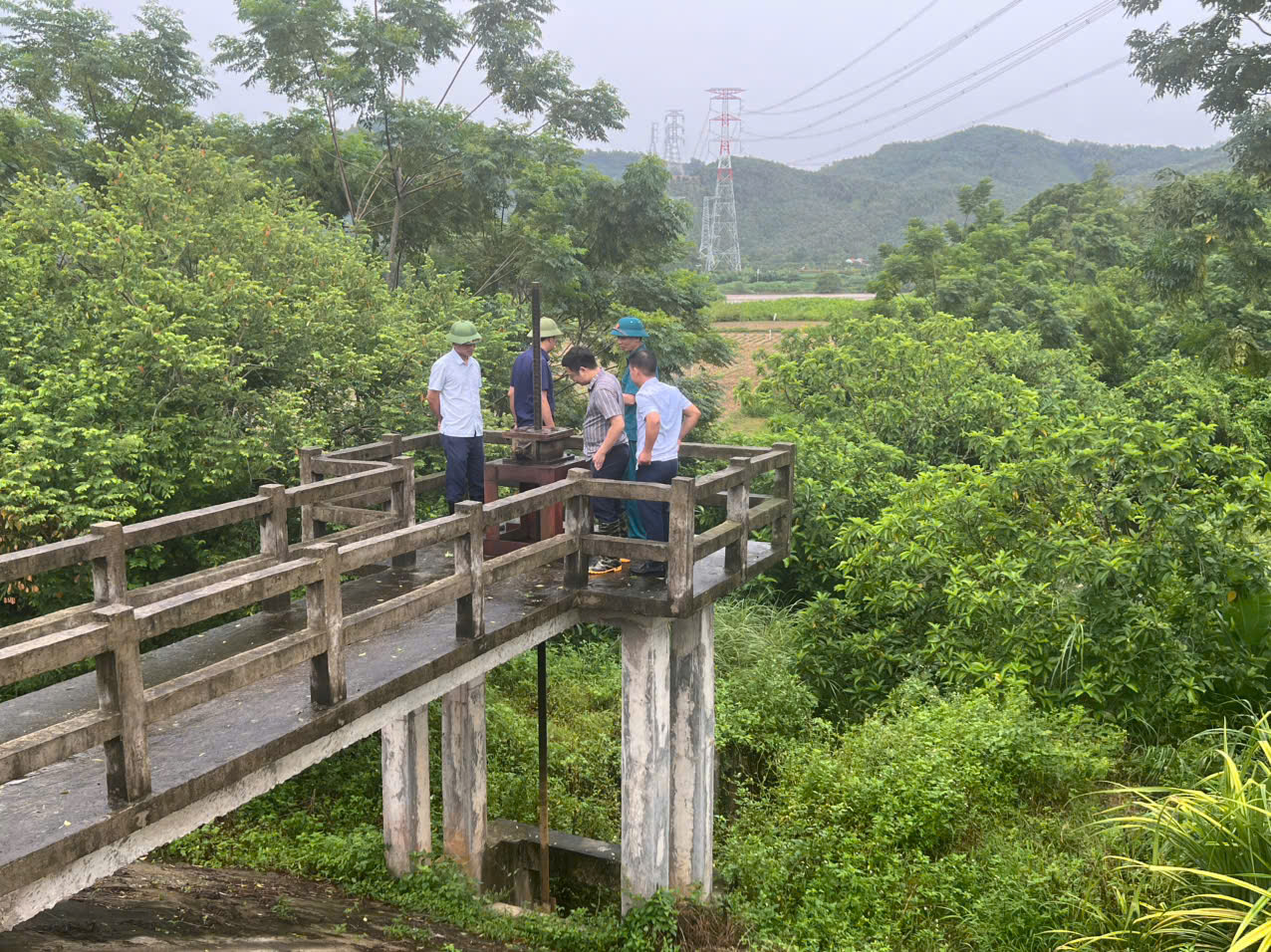 E:\TTCUDUC\ảnh đưa tin năm 2025\21.7.2025 ảnh thăm lụt bảo\gen-h-z6825257762218_b132bf0ccf79e459fd393864cd6446c1.jpg