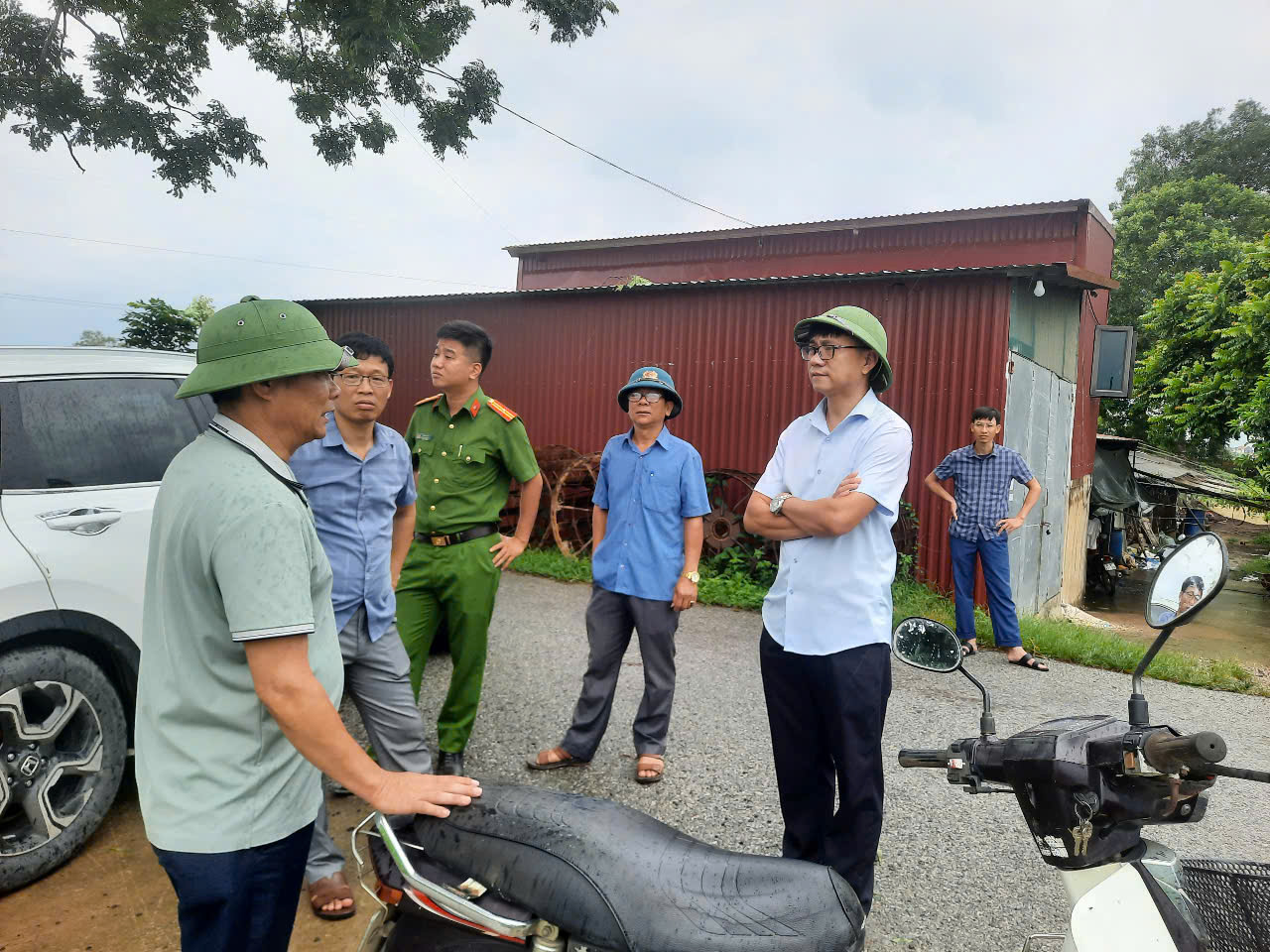 E:\TTCUDUC\ảnh đưa tin năm 2025\21.7.2025 ảnh thăm lụt bảo\gen-h-z6825217885980_839732e373e0bbd915017ac991c2dd22.jpg