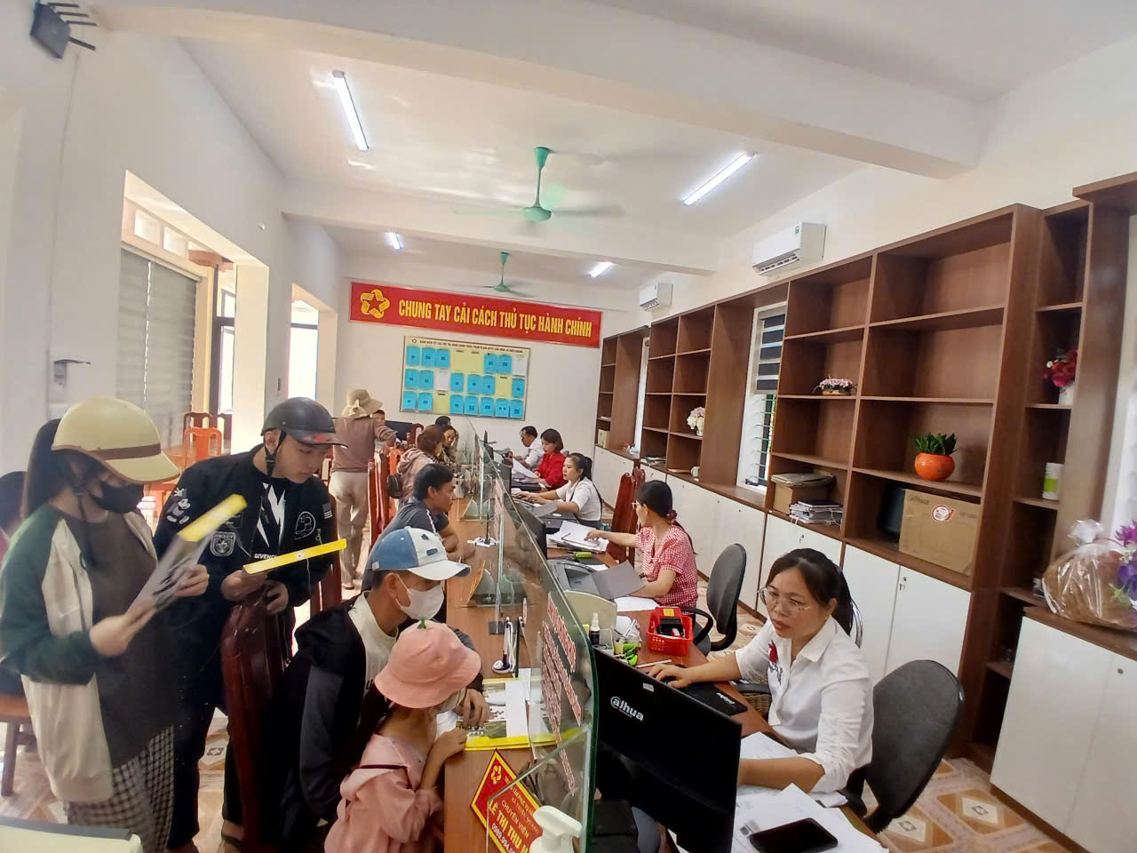 E:\TTCUDUC\Ảnh quyết định Mến\TTHC công xã\gen-h-z6848020433916_3e67a2926bfd81cbe031d85527cff782.jpg