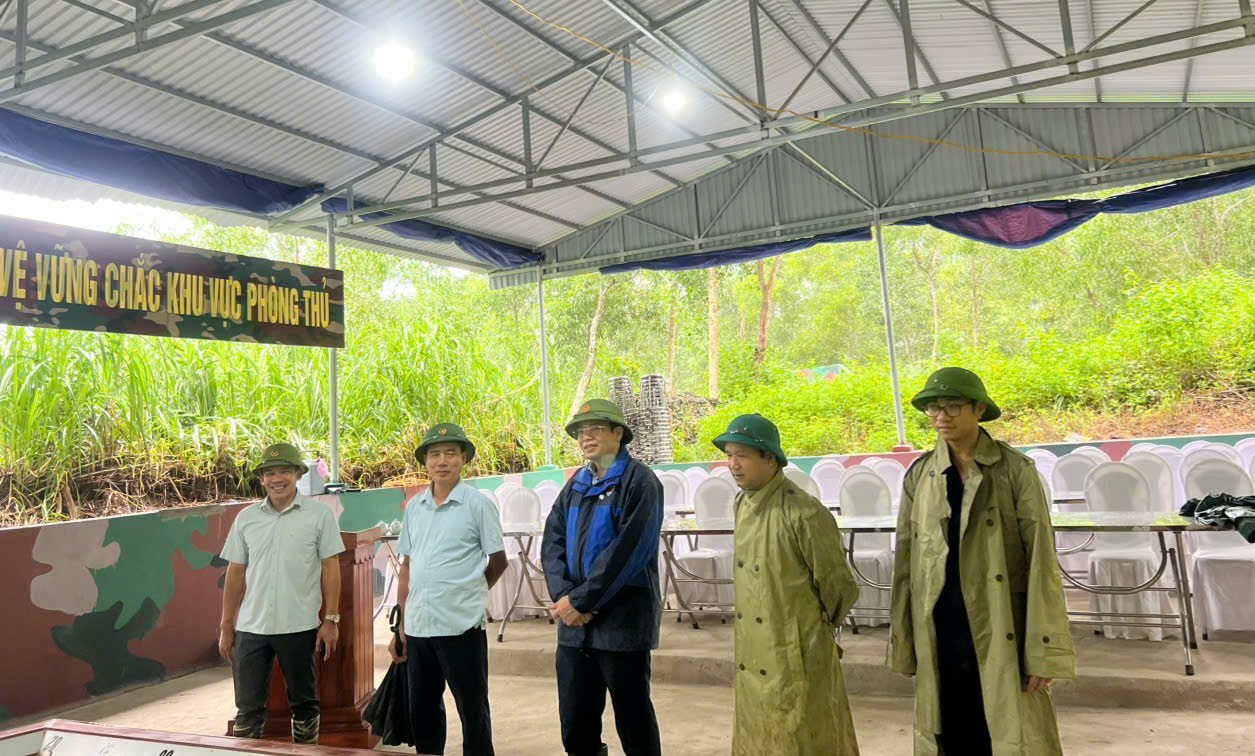 ĐỒNG CHÍ BÍ THƯ ĐẢNG ỦY HOÀNG TRỌNG CƯỜNG KIỂM TRA CÔNG TÁC CHUẨN BỊ CHIẾN ĐẤU PHÒNG THỦ VÀ CÁC TUYẾN ĐÊ XUNG YẾU TRÊN ĐỊA BÀN XÃ THIỆU QUANG