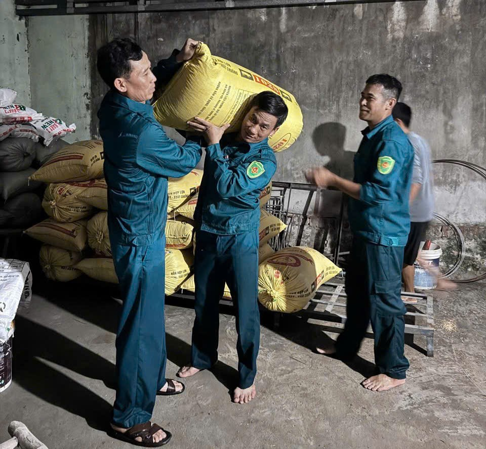 Ban Chỉ huy Quân sự xã Thiệu Quang chung sức cùng Nhân dân khắc phục hậu quả mưa bão