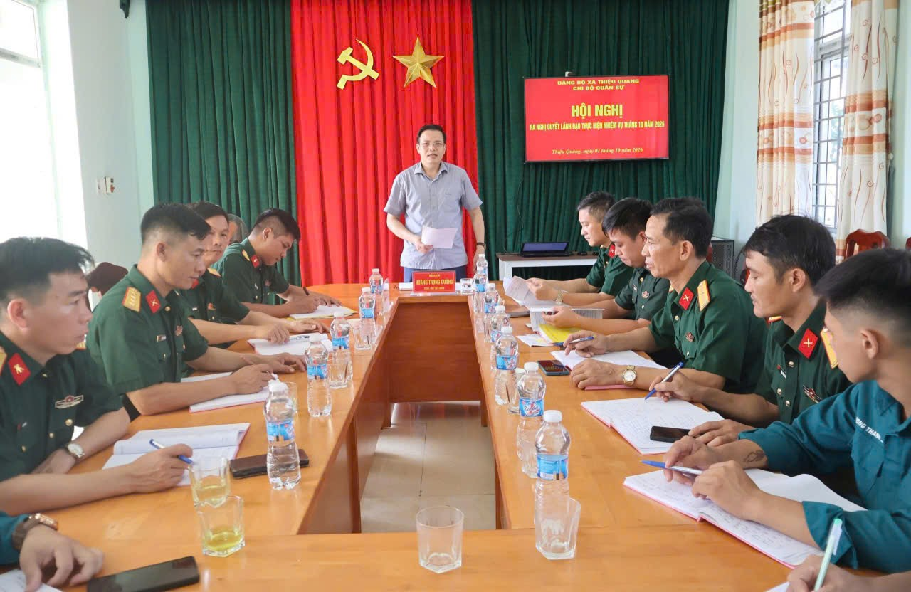 Đồng chí Hoàng Trọng Cường, Bí thư Đảng ủy, Chủ tịch HĐND xã dự sinh hoạt chi bộ thường kỳ tại Chi bộ Quân sự xã