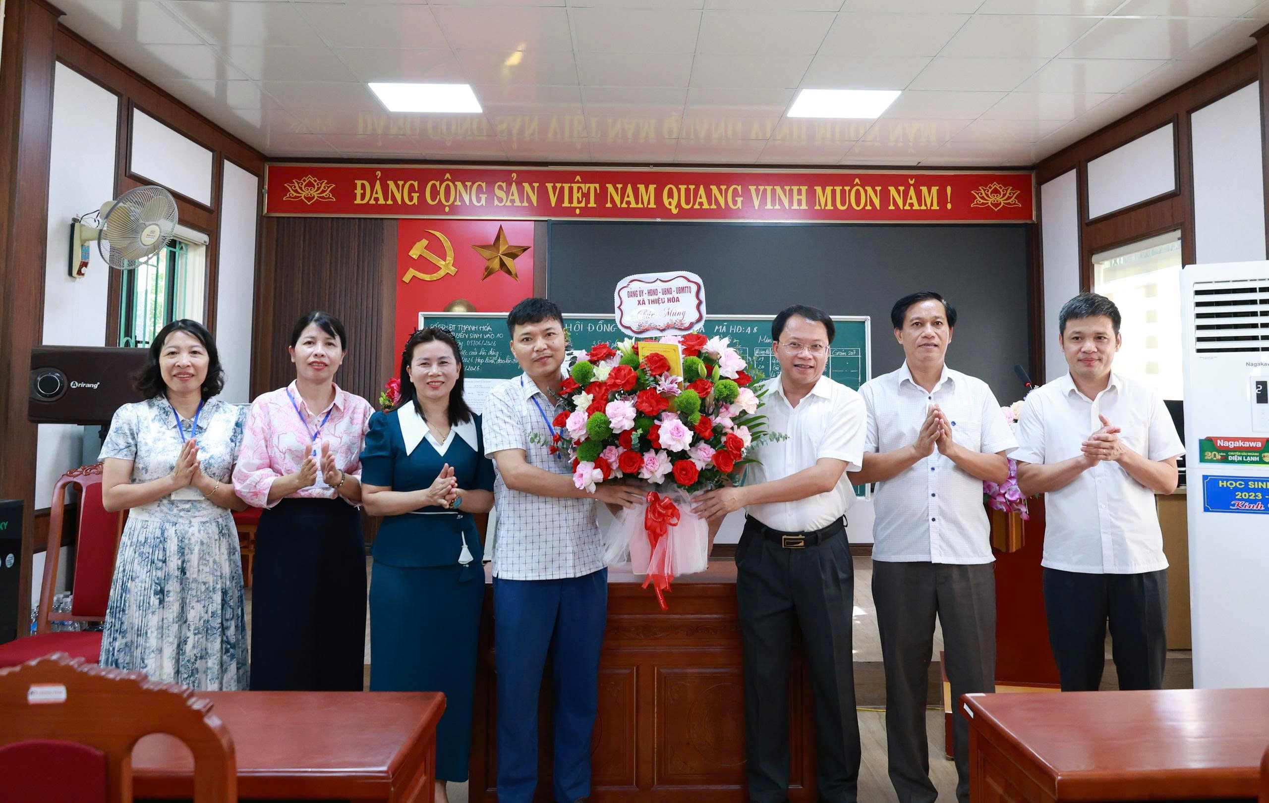 Đồng chí Bí thư Đảng ủy Nguyễn Trọng Trang gặp mặt, chúc mừng cán bộ, giáo viên làm nhiệm vụ thi tuyển sinh lớp 10 THPT.