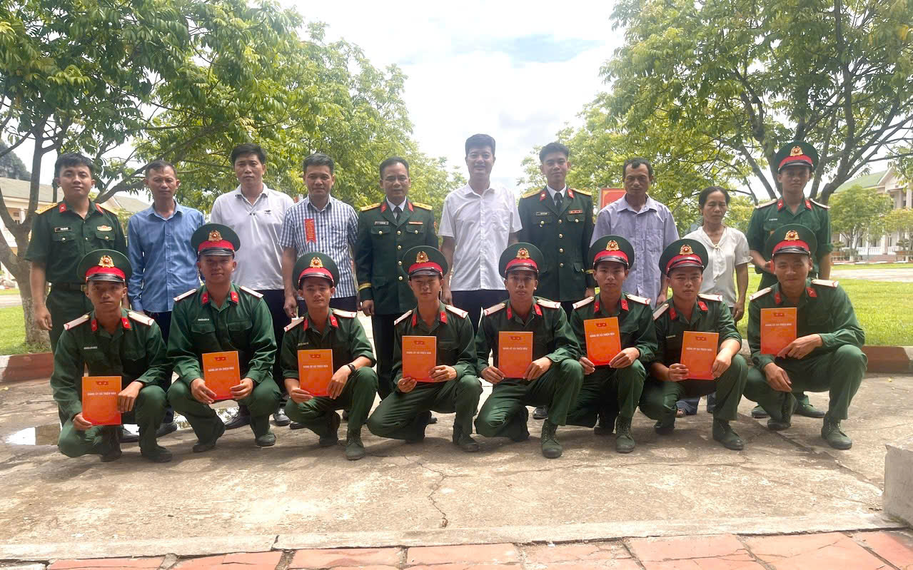 Lãnh đạo xã Thiệu Hóa dự Lễ tuyên thệ chiến sĩ mới tại Trung đoàn 335, Sư đoàn 324