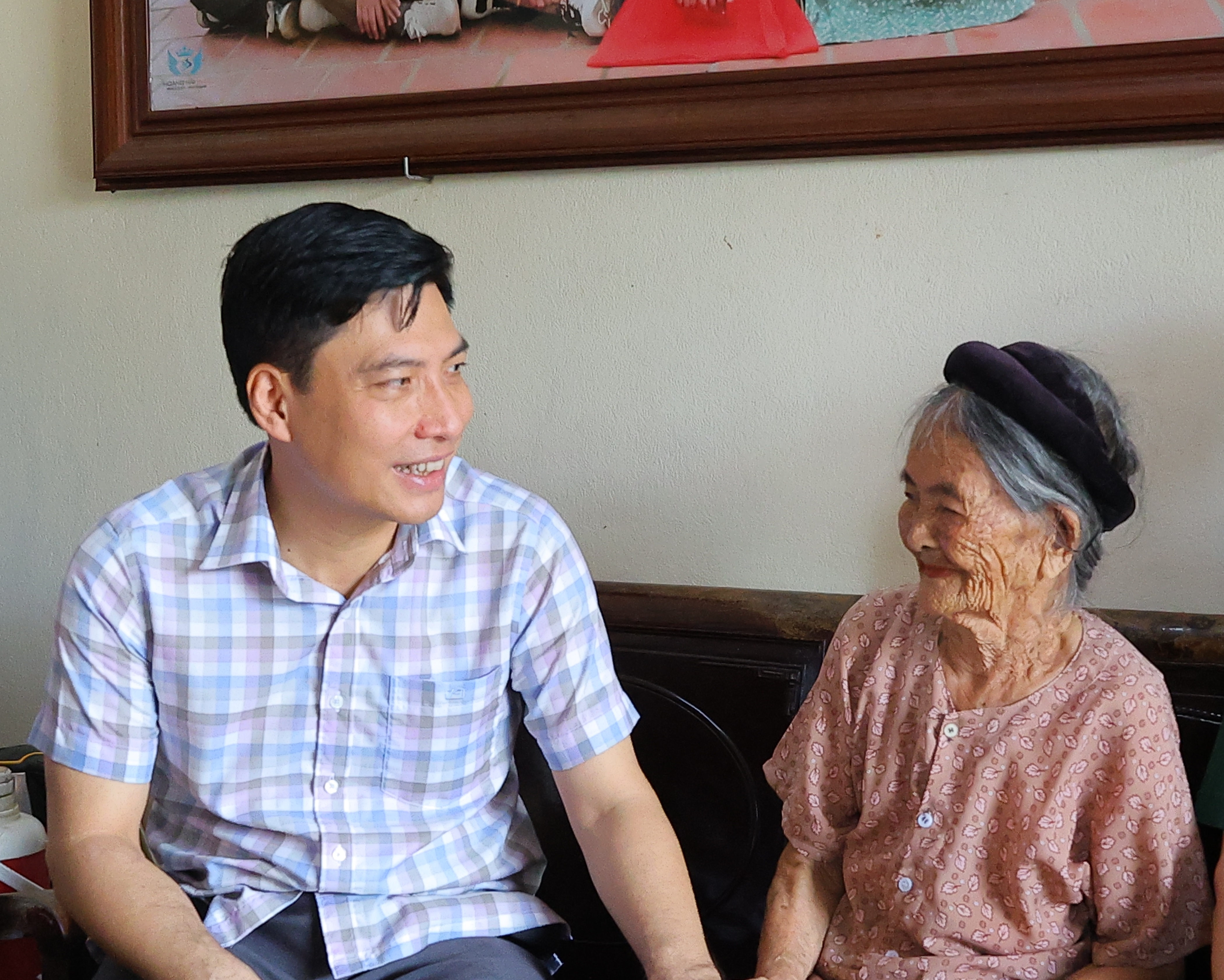 Bí thư Đảng ủy Nguyễn Văn Biện thăm, tặng quà các gia đình chính sách 