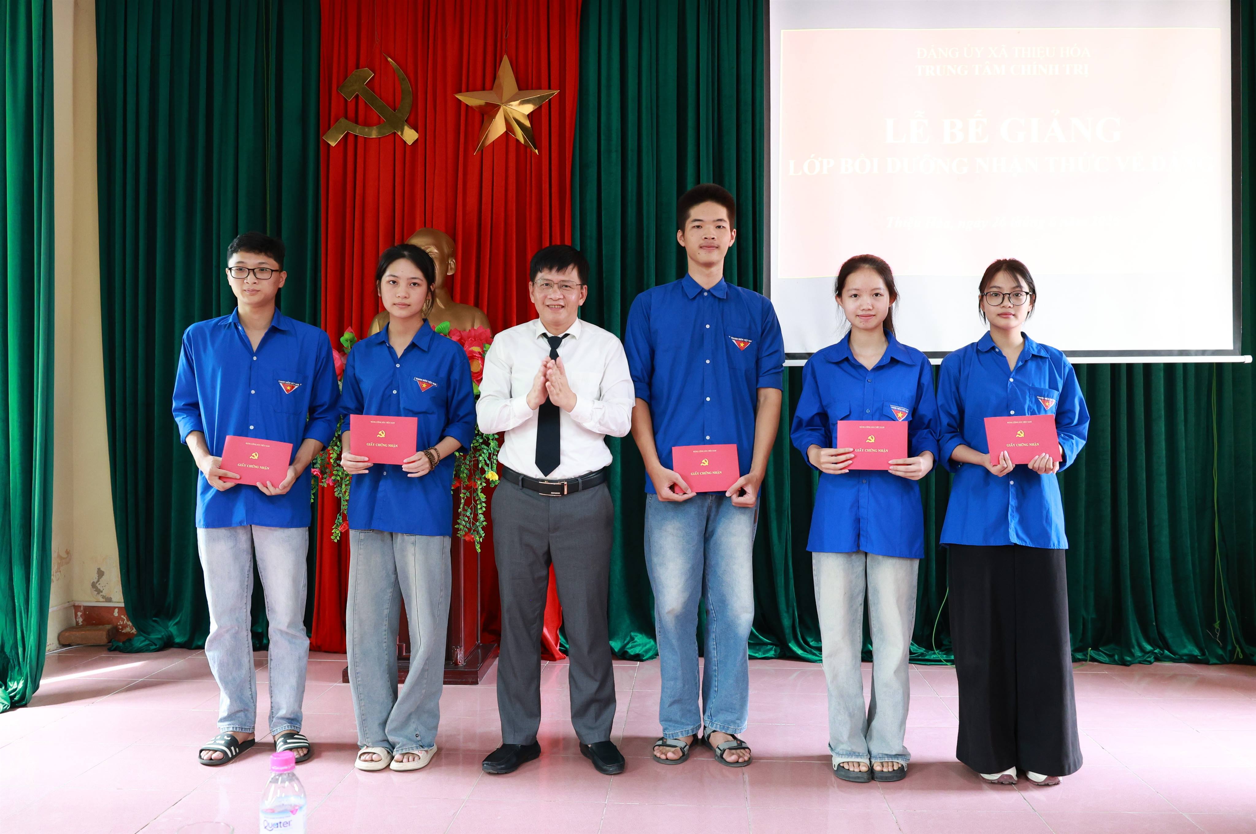 Bế giảng Lớp bồi dưỡng nhận thức về Đảng dành cho quần chúng ưu tú