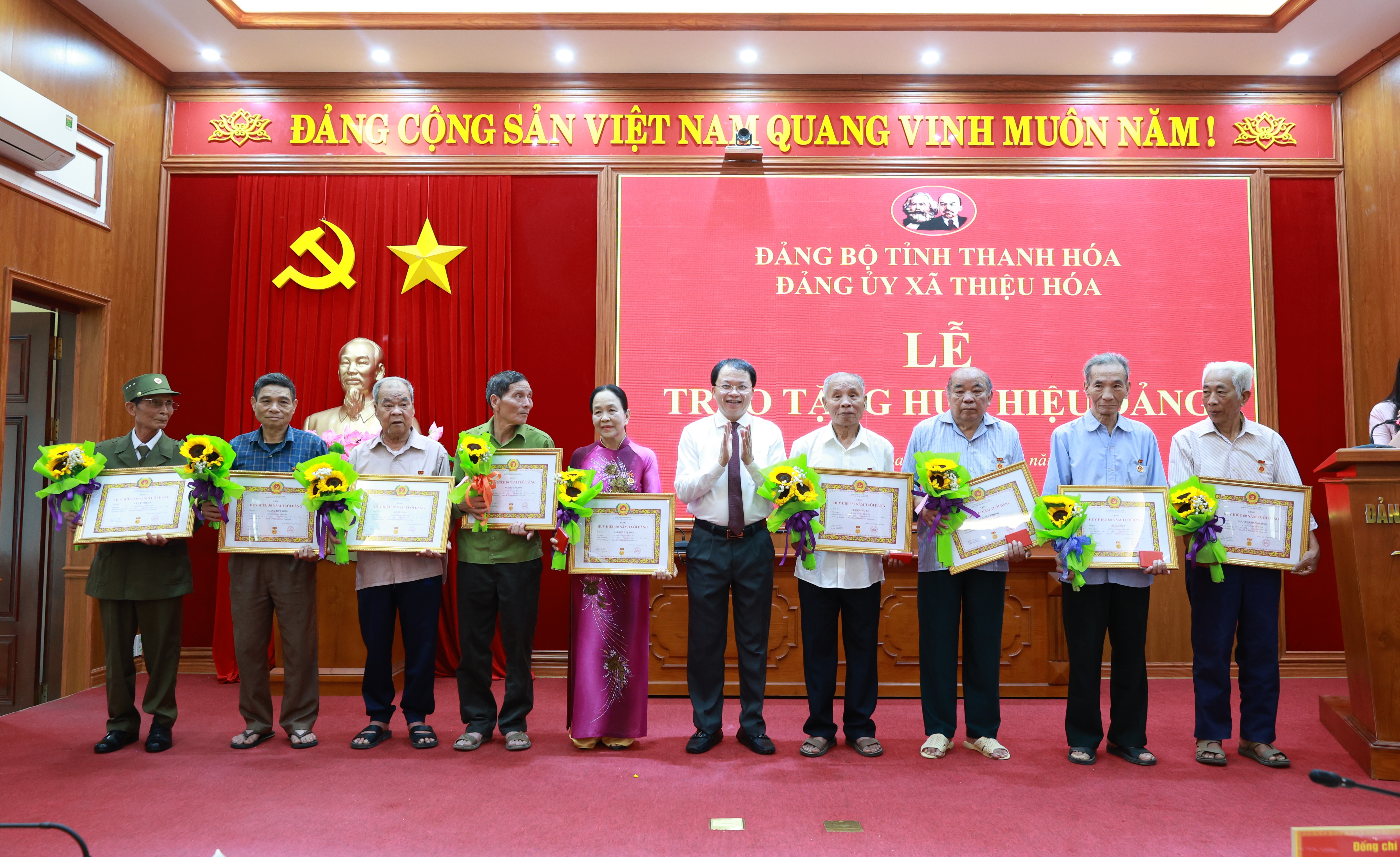 Lễ trao tặng Huy hiệu Đảng cho đảng viên 