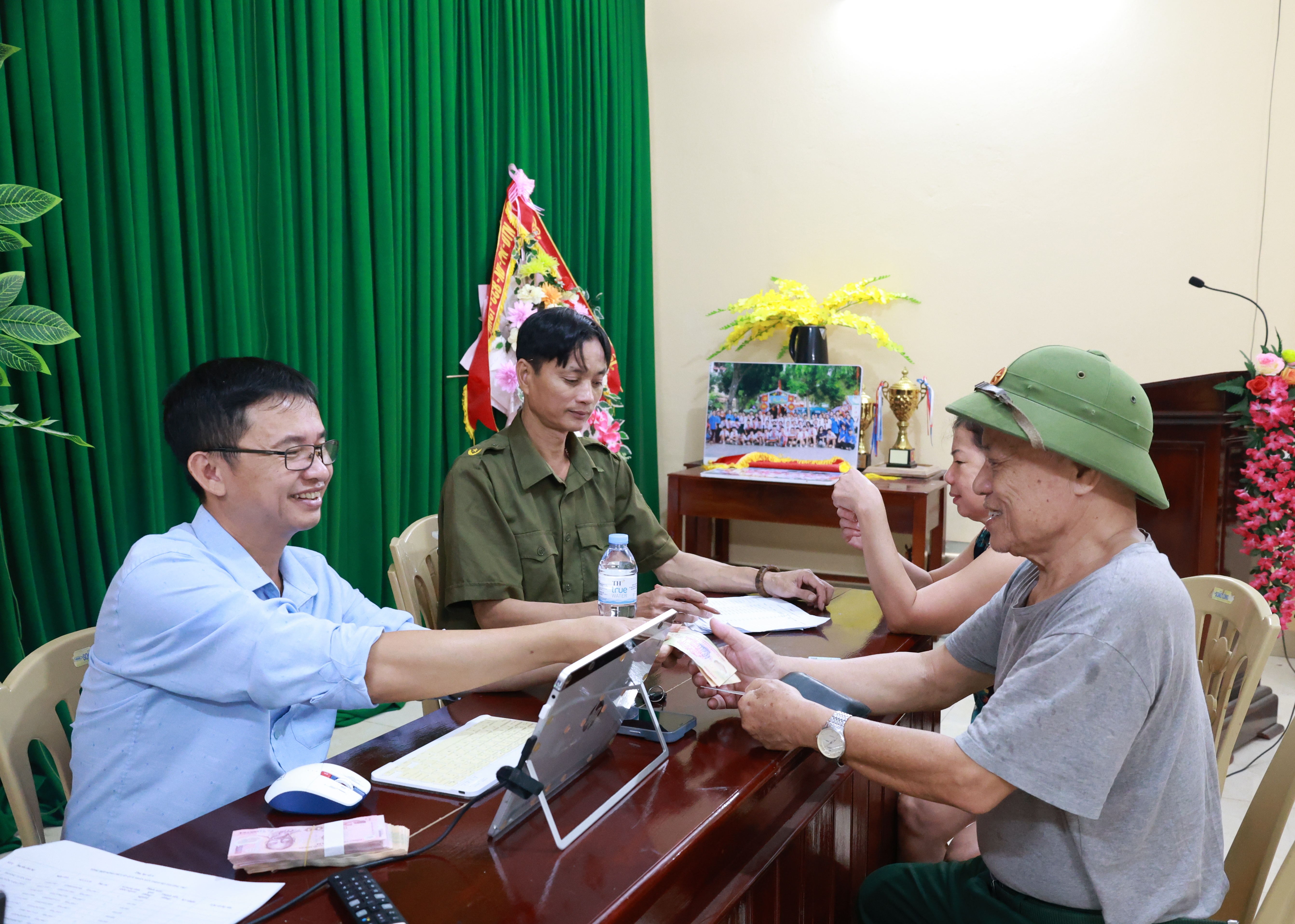 Anh-tin-bai