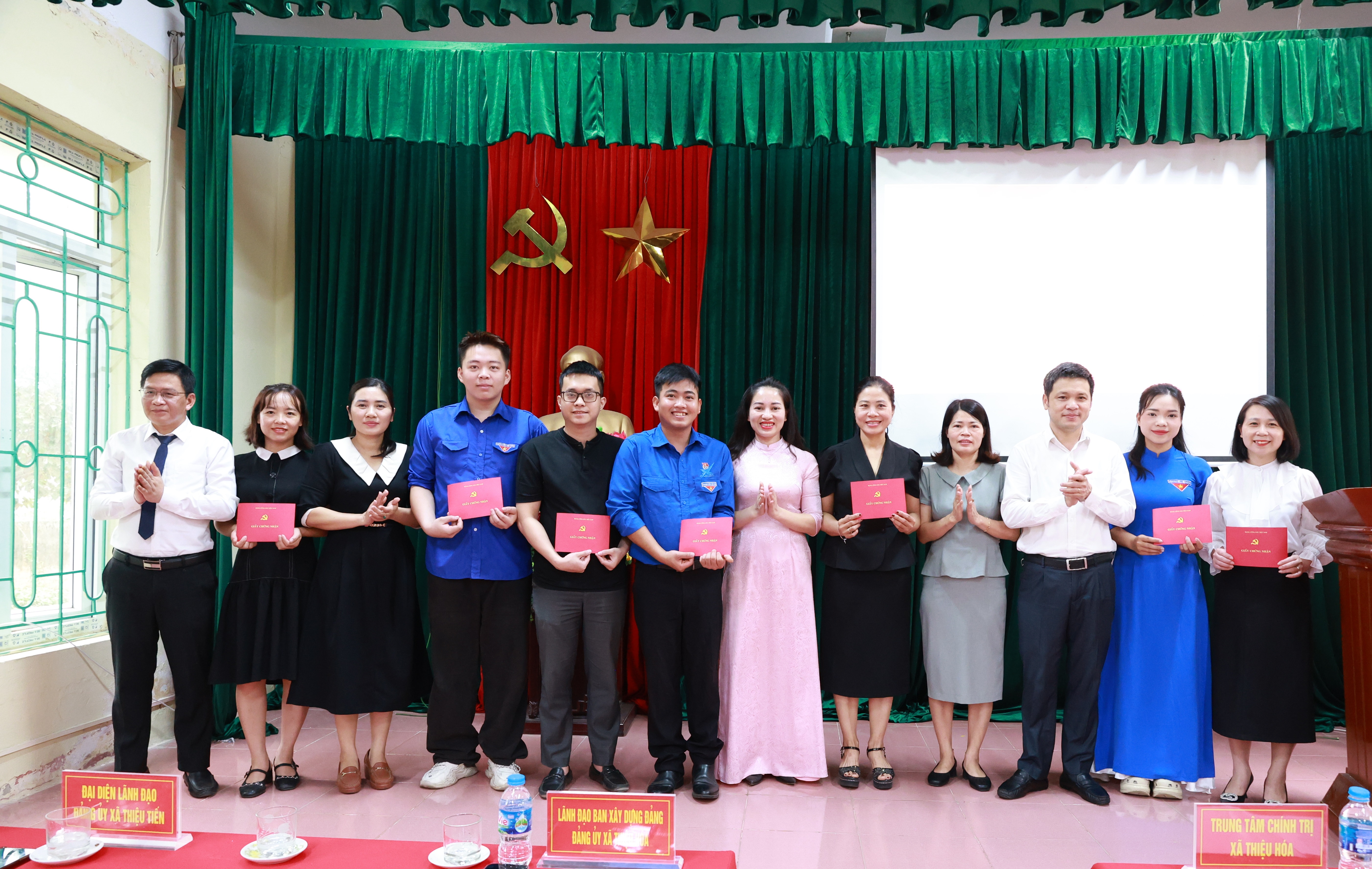 Bế giảng lớp bồi dưỡng Lý luận chính trị cho Đảng viên mới