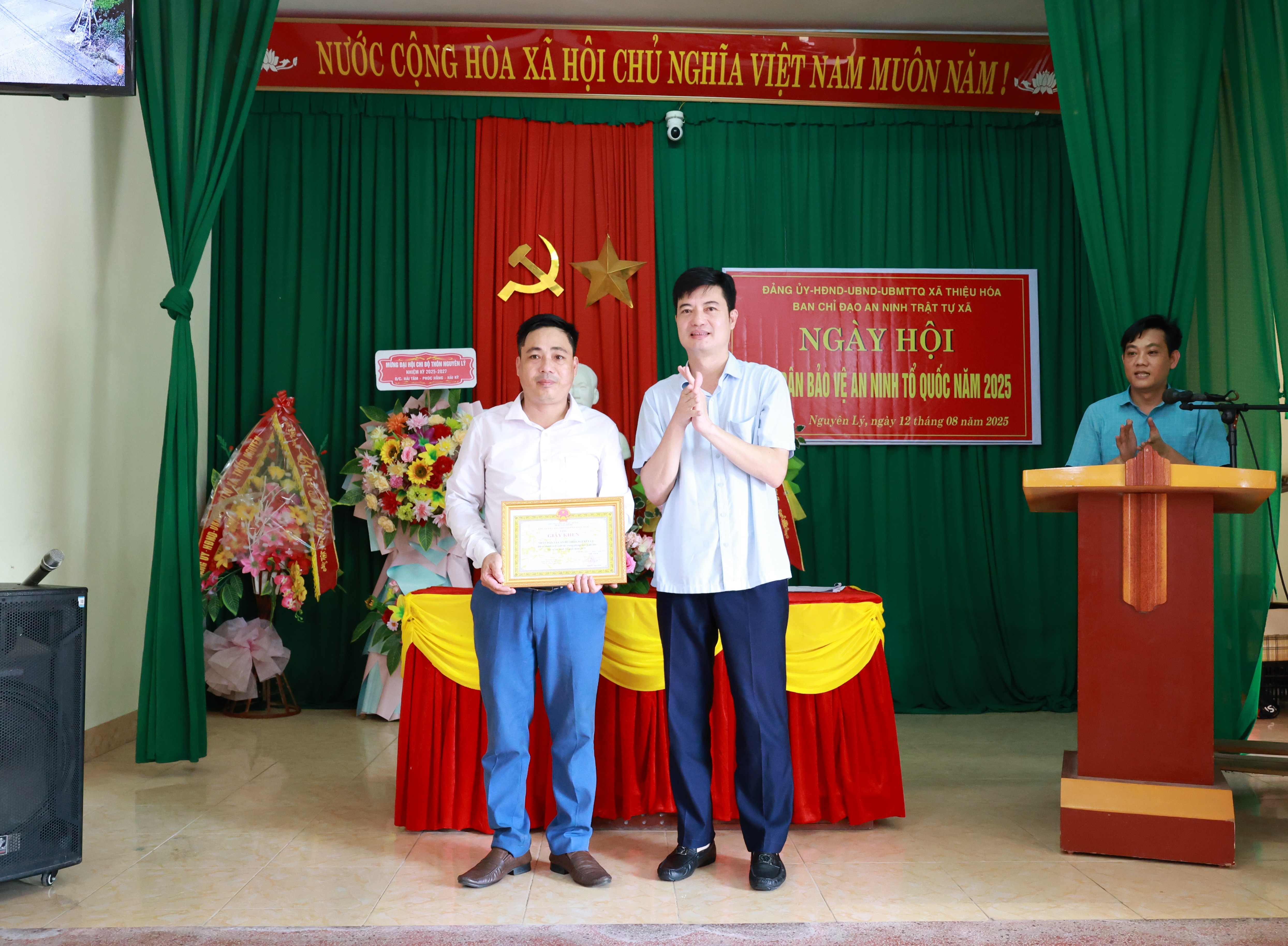 Phó Bí thư Thường trực Đảng ủy xã Lê Minh Sơn dự Ngày hội Toàn dân bảo vệ an ninh Tổ quốc tại thôn Nguyên Lý