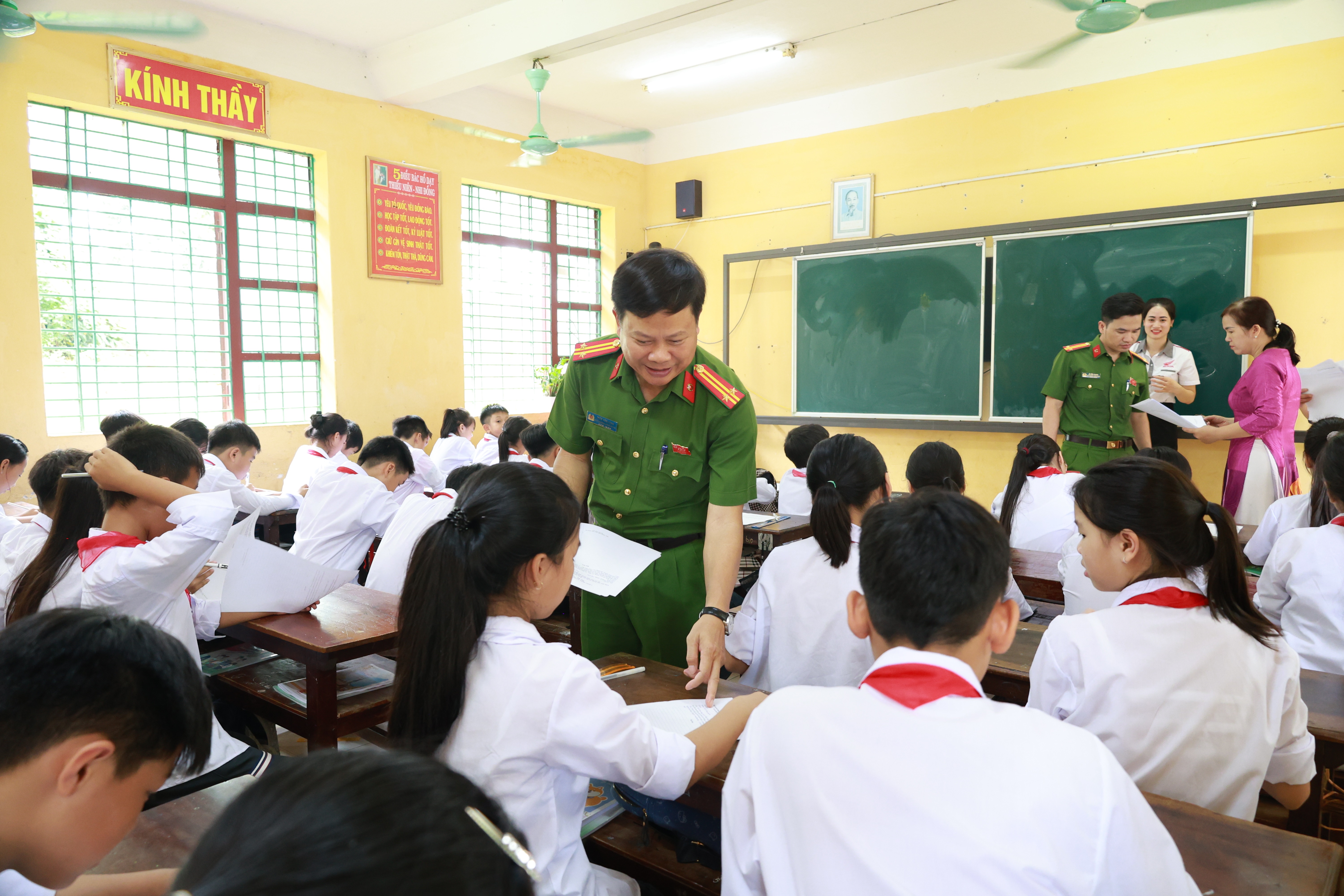 Tuyên truyền pháp luật về an toàn giao thông cho học sinh