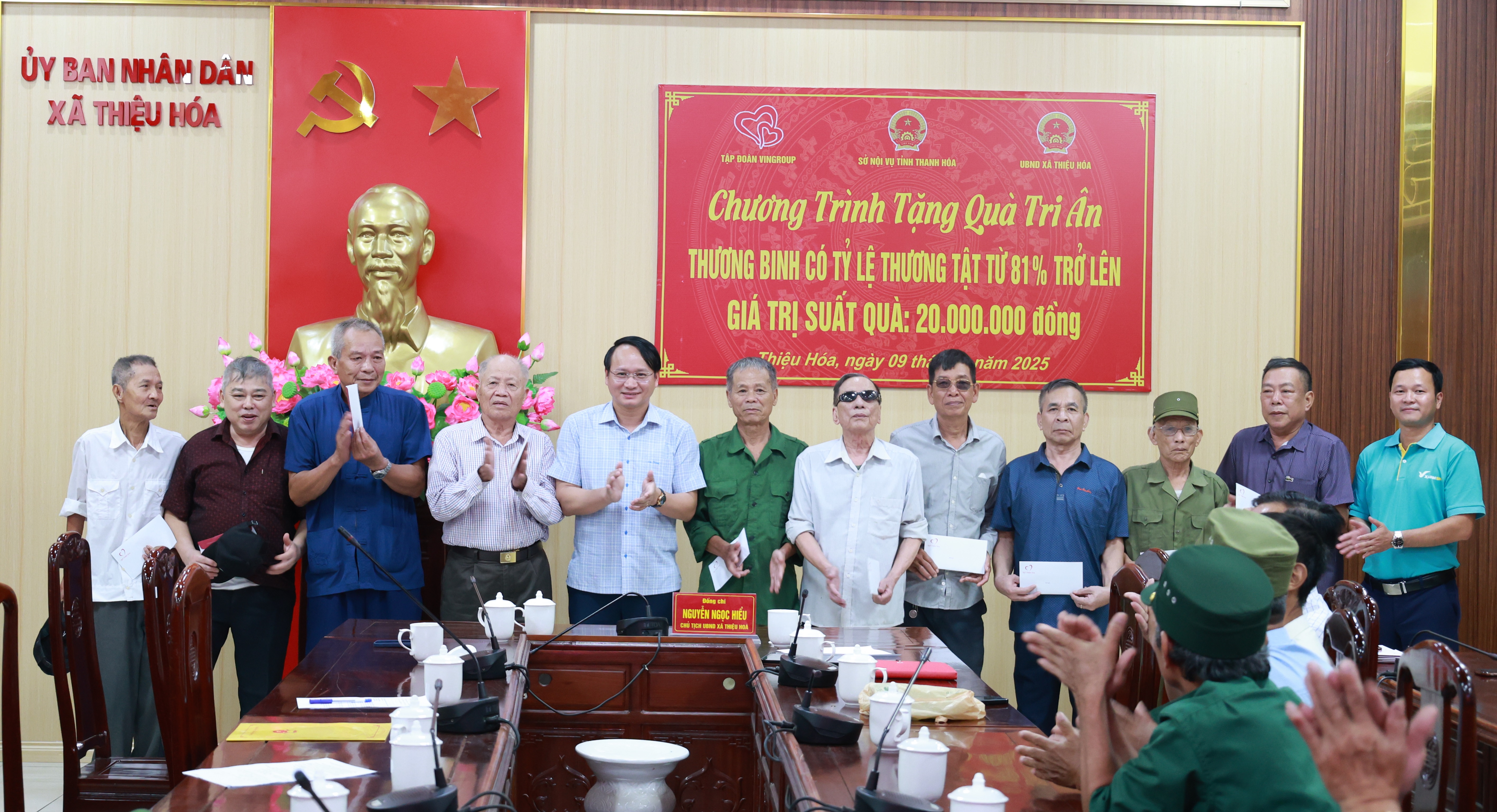 Quỹ Thiện Tâm - Tập đoàn VinGroup tặng quà cho 20 thương binh của xã Thiệu Hóa